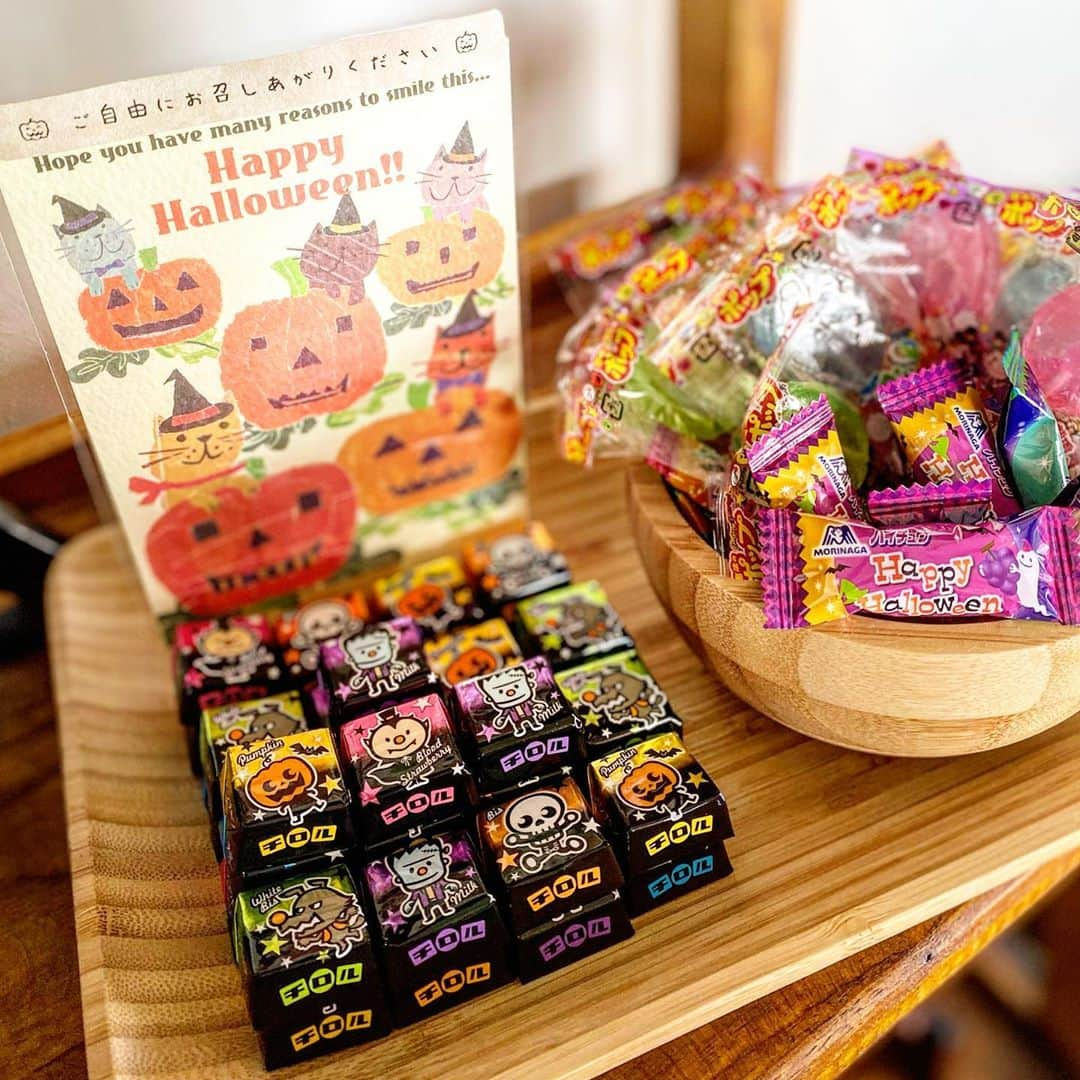 祥吉さんのインスタグラム写真 - (祥吉Instagram)「ハッピーハロウィン🎃  小さな幸せをお届け╰(*´︶`*)╯♡  #ハロウィン  #ハロウィンのお菓子  #チロルチョコ #ハイチュウ #ポップキャンディー」10月31日 11時17分 - akoshokichi