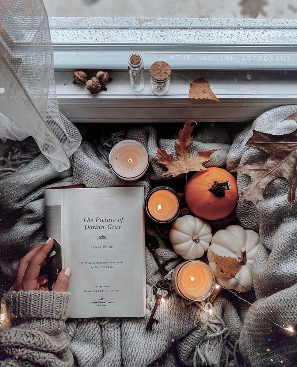 FRENCH GIRLさんのインスタグラム写真 - (FRENCH GIRLInstagram)「On this spooky Friday night, we’re curling up with some cozy candles and a good book ✨   Whether you’re celebrating Halloween with friends or staying home and staying warm, we hope you have a fun and safe #Halloweekend. 🤍  Photo by @the_bookish_astronaut ☁️」10月31日 11時18分 - frenchgirlorganics