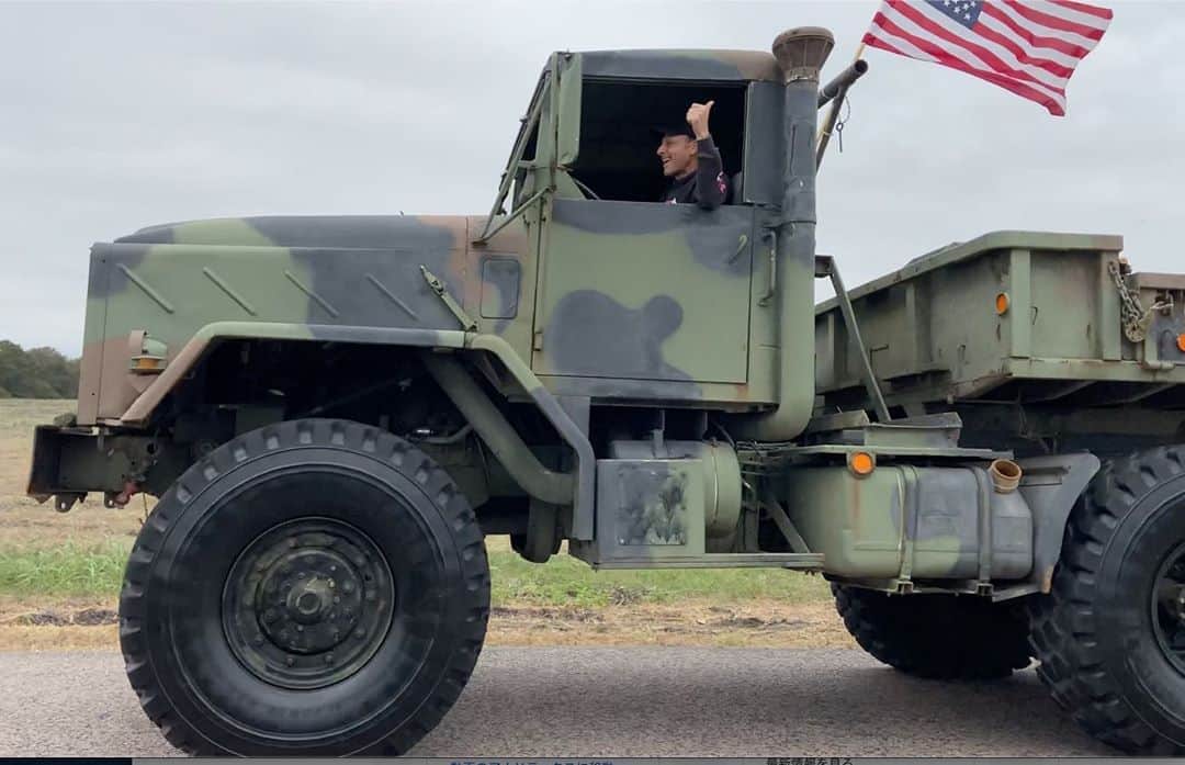 スティーブのインスタグラム：「We had so much fun driving this massive diesel powered monster military transporter around town!  Watch today’s video for all the fun and thank you @ngffautomotive for an awesome day!! モンスター軍用車を公道で走らせてみた！ディーゼルエンジンは最高！本日の動画をチェックしてね！プロフィールにリンクあります。」