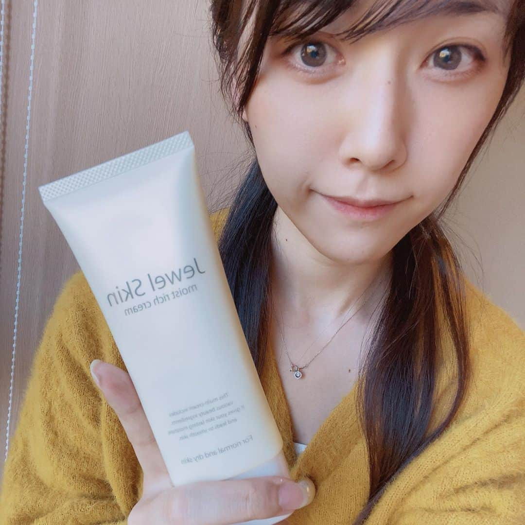 望月海羽のインスタグラム：「乾燥が気になる季節になってきたので、、、 ・ Jewel Skin　薬用モイストリッチクリーム　をお試し☺️ ・ 100gとたっぷりなのにパッケージは薄いので鞄の隙間にちょっと入れていつでもどこでも保湿🌟 最近はマスクしないといけないのでファンデーション塗ってないのでチョコチョコ気になるところにぬれる🎶 香りも強すぎないし、リフレッシュにちょうどいいかも🙆‍♀️ ・ お試しあれ〜😘 ・ #沢田美佳 #星レト #脚本 #舞台女優  #ジュエルスキン #JewelSkin #オールインワン #ボタニカル #無添加 #薬用 #美肌 #保湿 #pr」