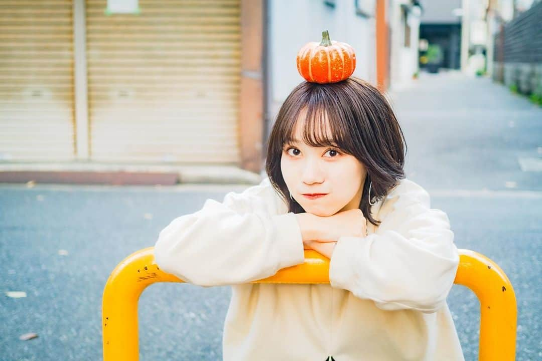 川原千里のインスタグラム：「.  HAPPY HALLOWEEN🎃🦇🕸  カボチャでとってみました😉  皆さん素敵なハロウィンを お過ごしください！！！👻🎃🍭  photo by👉 @bbrk_graphy715   【お知らせ💁】 ・Twitterの固定ツイートRT ・マイスタのチア、ギフト  本日の日付変わるまでです！！！ まだRTされてない方お願いします😭🙇🏻‍♀️ マイスタも頑張ってるのでお手隙時にチアして頂けると嬉しいです⭐️  #ミスキャン　#ミス同志社　#ミスキャンパス同志社　#ミスコン　#ミスコンファイナリスト　#ミスキャンパス同志社2020 #misscampus #miss #missdoshisha #mcd2020  #ポートレート #ポートレート撮影 #ポートレートモデル #撮影 #撮影モデル #ハロウィン #happyhalloween」