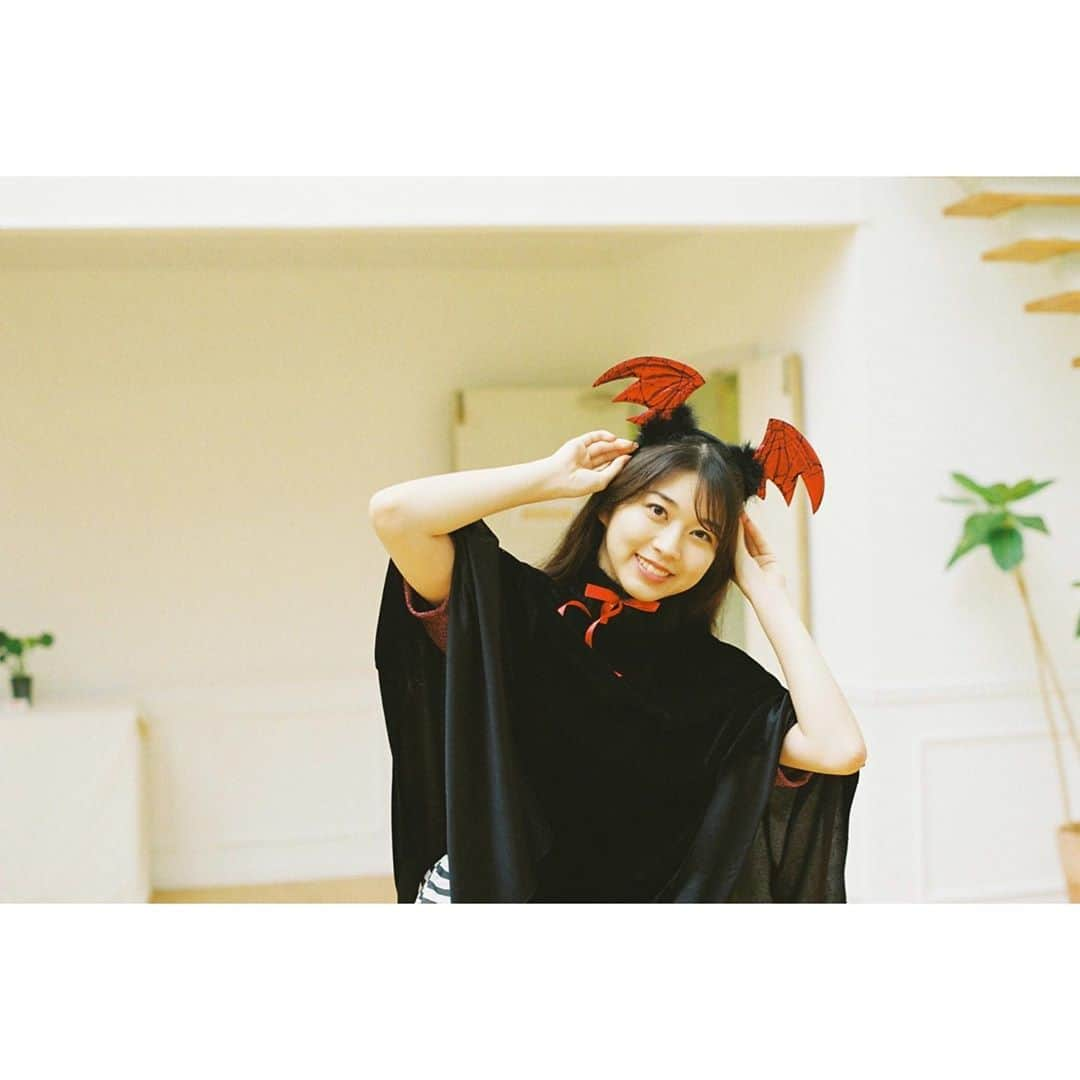 羽賀朱音さんのインスタグラム写真 - (羽賀朱音Instagram)「． ． ． 🎃HappyHalloween👻 ． ． #ねちんふぃるむ 📸Nikon FE10(1枚目)  OLYMPUS PEN EE-3(3枚目) 🎞FUJIFILM SUPERIA X-TRA 400 ． ．  #film #filmphotography #helloproject #morningmusume20 #モーニング娘20 #野中美希 #牧野真莉愛 #羽賀朱音 #12期 #helloween #ハロウィン #trickortreat  #仮装をするなら #血だらけの幽霊 #やりたい #笑」10月31日 11時28分 - akane__haga.official