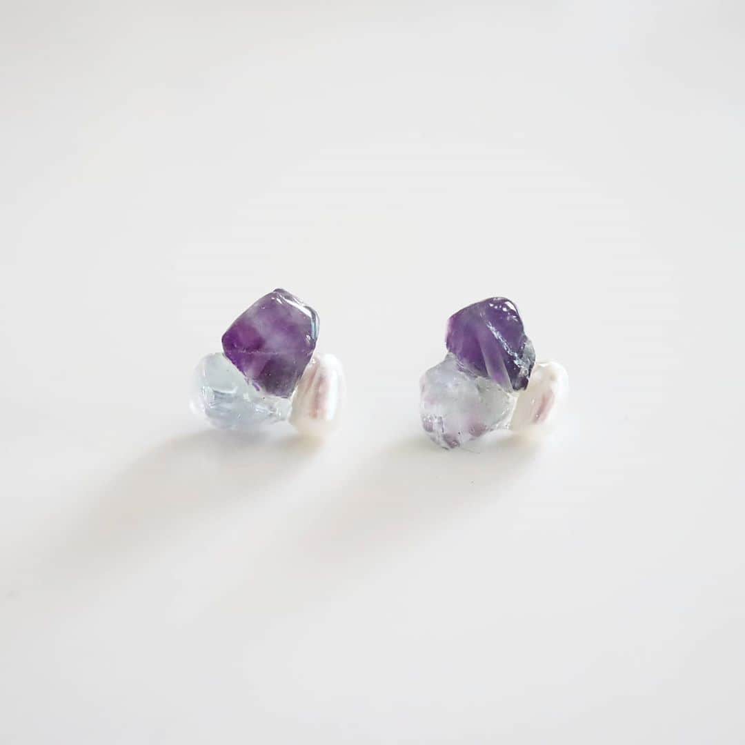 のインスタグラム：「gem pierce · フローライト×淡水パールのピアス · こちらWEB SHOPには載せないので、気になる方はDM下さいね · #joueri#アクセサリー#ピアス#天然石#淡水パール#レジンアクセサリー#天然石ピアス#イヤリング#カジュアルコーデ #ハンドメイドアクセサリー#fashion#ootd#outfit#code#coordinate#style#ファッション#コーディネート#コーデ#プチプラ#プチプラコーデ#シンプルコーデ#mamagirl#locari#partegram#カジュアル#お洒落さんと繋がりたい」