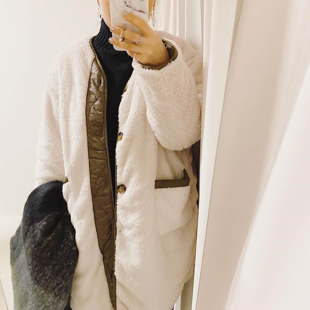 のインスタグラム：「リバーシブルで着れて 軽くてあったかいボアジャケット。  @sugarbisket  #ボアジャケット #ボアコート  #フリースコート   コーデの詳細はブログに書いています ☟☟ http://s.ameblo.jp/aiai987654  #fashion#outfit#style#coordinate#instagood#ootd#pic#instapic#コーデ#コーディネート#スタイリング#プチプラコーデ#本日のコーデ#大人カジュアル#プチプラ  #カジュアル #ニット #アラフォー #アラフォーコーデ #アラフォーファッション  #秋コーデ #秋服 #秋服コーデ #フリースジャケット」