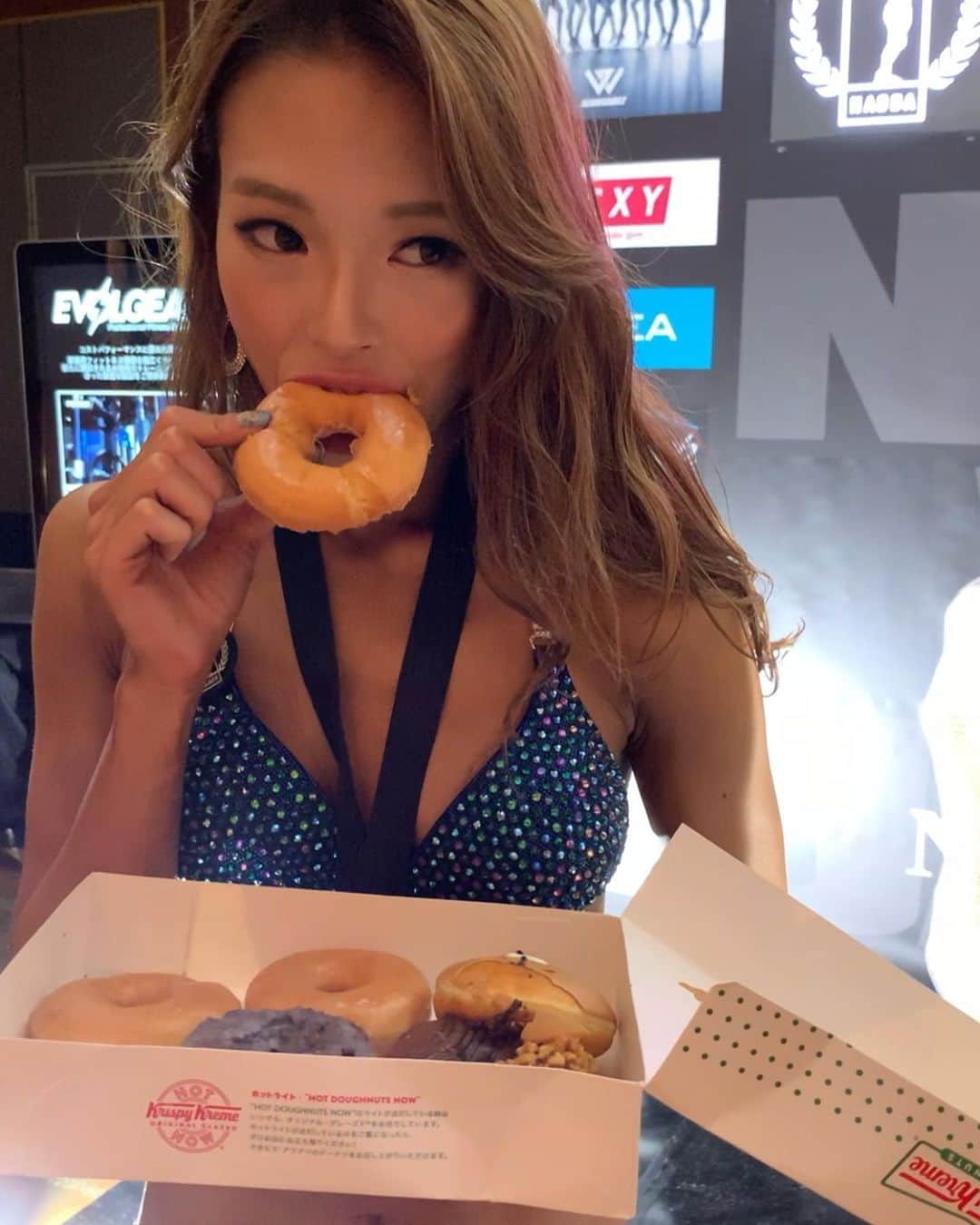 川戸沙羅のインスタグラム：「Trick or Treat🎃🍩⭐︎✴︎☆ ・ 🌕💙  #saturdaymood  #bluemoon #halloween  #trickortreat  #bikini #bikinicompetitor #ハロウィン #ブルームーン #フィットネス #フィットネスビキニ #筋トレ」
