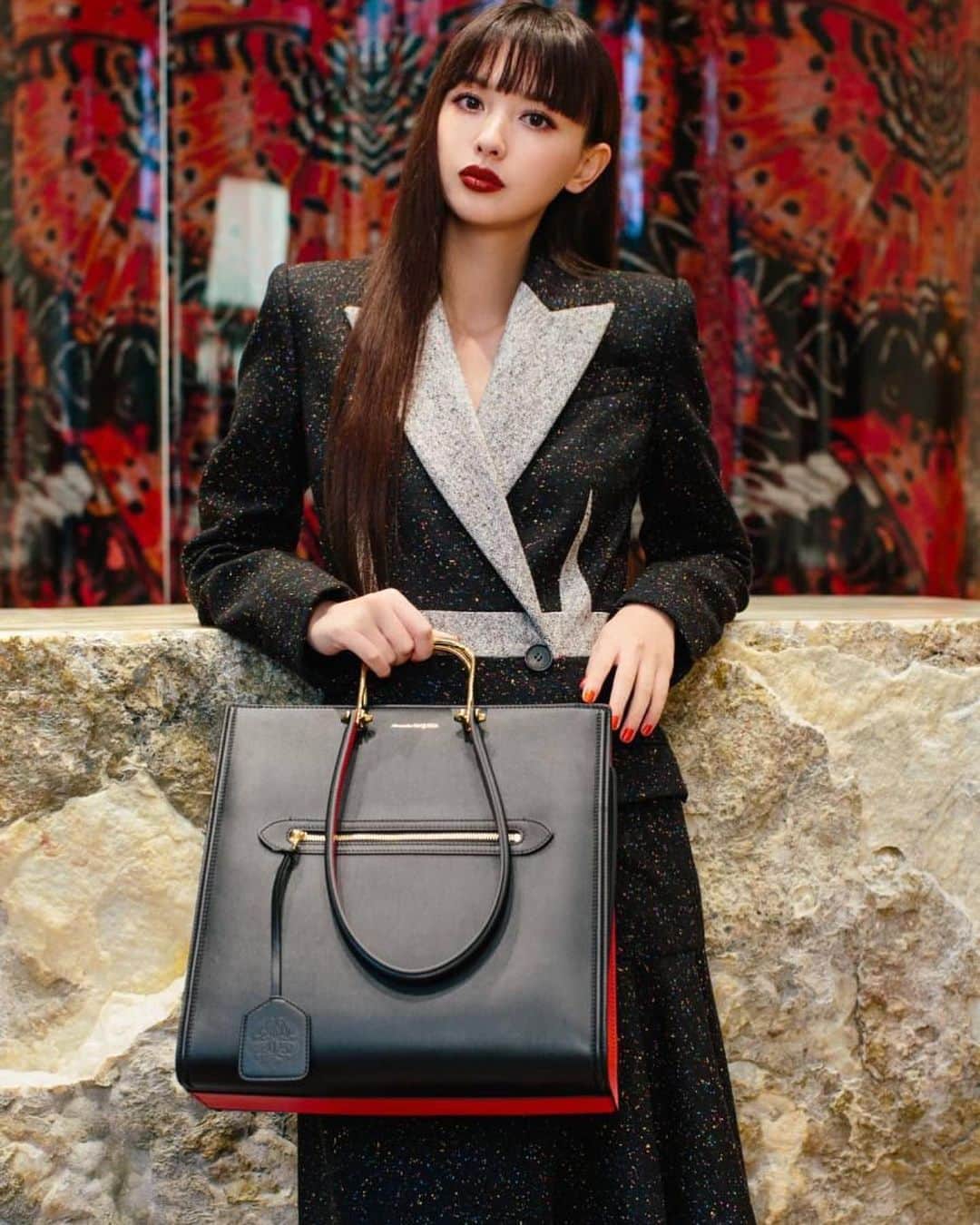 Apparel-web.comさんのインスタグラム写真 - (Apparel-web.comInstagram)「「アレキサンダー・マックイーン（Alexander McQueen）」がランウェイのルックやカラーリングにインスパイアされた2020秋冬コレクションの新作「トールストーリーバッグ（THE TALL STORY BAG）」をローンチ。@alexandermcqueen #new #bag #launch #fashion  #style #model  @ai_tominaga_official  @yuka @emisuzuki_official @amixxamiaya  #三吉彩花」10月31日 11時35分 - apparelweb