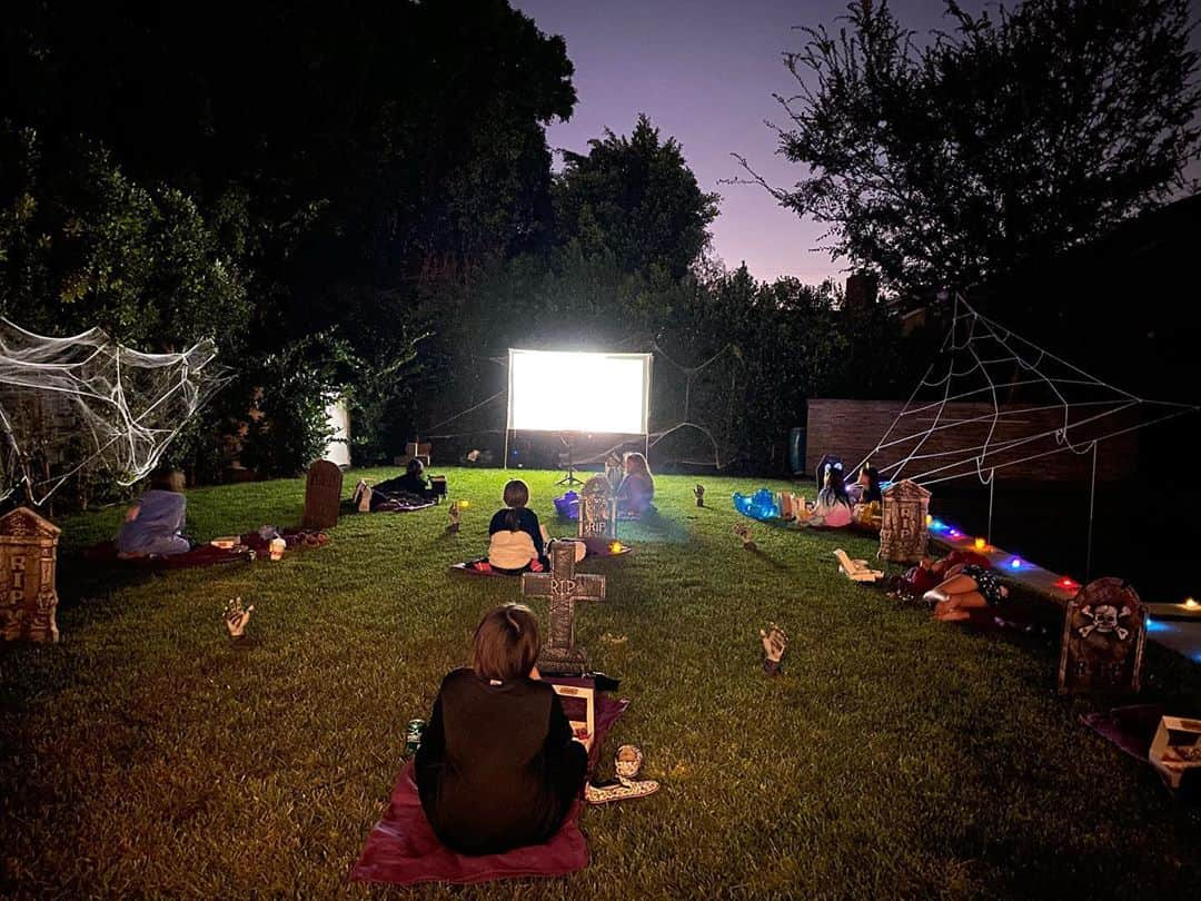 ブレッキン・メイヤーのインスタグラム：「Lil one’s Socially Distant Bday Movie Shindig w/ Tombstones for distant markers, zombie hands for borders, masks & costumes. Movie: Little Shop of Horrors. #GrabAGrave #MaskUp #FeedMe」