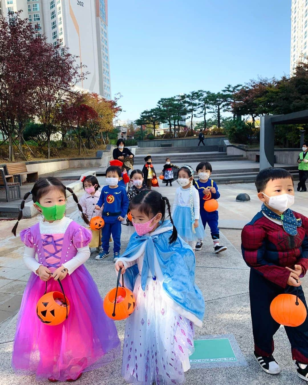 キム・ビヌさんのインスタグラム写真 - (キム・ビヌInstagram)「아이들의 해피할로윈🎃 (마스크잘쓰고 비닐장갑끼고 아이들에게 사탕을 나누어 주었습니다 )  #happyhalloween  #공룡보고얼음 #울고불고  #매달리고  #굠탱이들  #아직내눈에 #꼬꼬맹이 #천사들」10月31日 11時36分 - binwoos