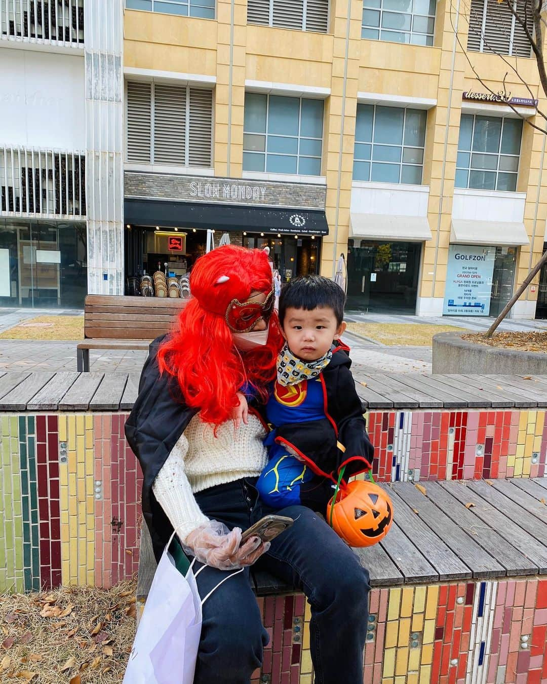 キム・ビヌさんのインスタグラム写真 - (キム・ビヌInstagram)「아이들의 해피할로윈🎃 (마스크잘쓰고 비닐장갑끼고 아이들에게 사탕을 나누어 주었습니다 )  #happyhalloween  #공룡보고얼음 #울고불고  #매달리고  #굠탱이들  #아직내눈에 #꼬꼬맹이 #천사들」10月31日 11時36分 - binwoos