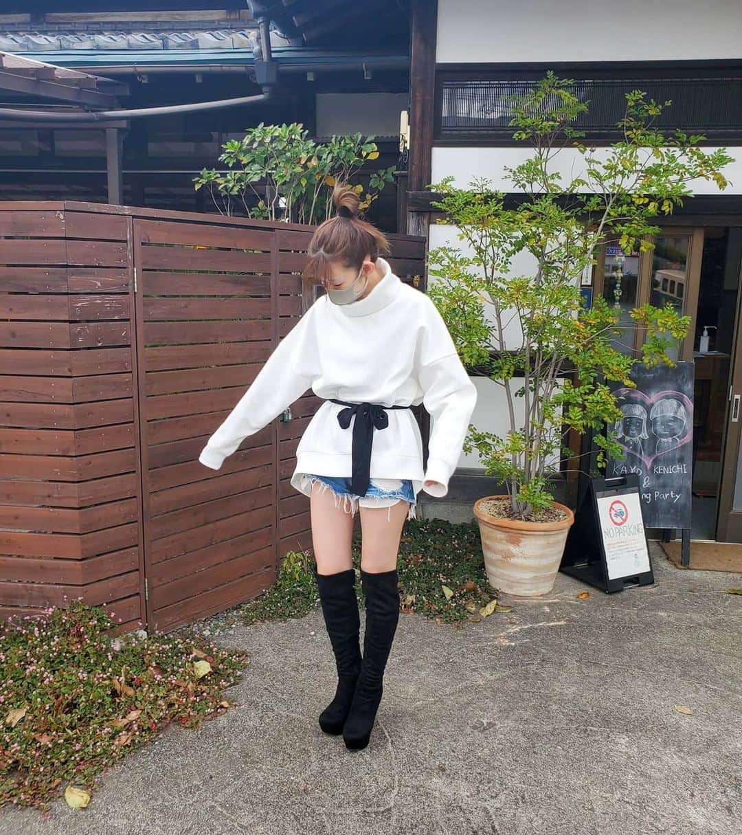 宮越愛恵さんのインスタグラム写真 - (宮越愛恵Instagram)「昨日の私服🐈  最後の3枚はホコリ見つけて取ってるところ（笑）  #ootd #outfit #秋コーデ #asics #hare」10月31日 11時37分 - mana.chun