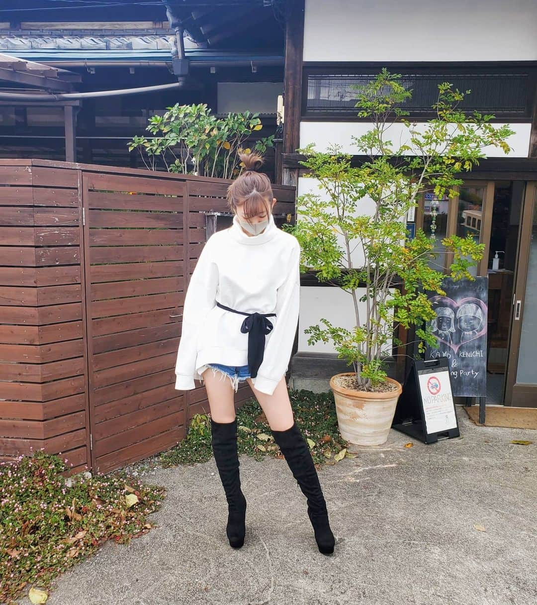 宮越愛恵さんのインスタグラム写真 - (宮越愛恵Instagram)「昨日の私服🐈  最後の3枚はホコリ見つけて取ってるところ（笑）  #ootd #outfit #秋コーデ #asics #hare」10月31日 11時37分 - mana.chun