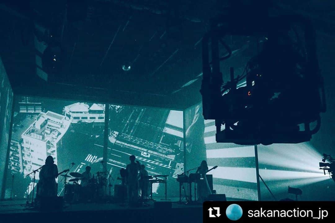 田中裕介のインスタグラム：「是非！  #Repost @sakanaction_jp with @make_repost ・・・ 本日13:30から CS日テレで「サカナクション『SAKANAQUARIUM光』」が初OA！  生放送当時ままの映像、当時と同じミックスの3Dサウンドでの放送となります。 ライブ映像の後には、山口一郎と総合演出を務めた田中裕介氏の対談もお送りします。  #SAKANAQUARIUM光」