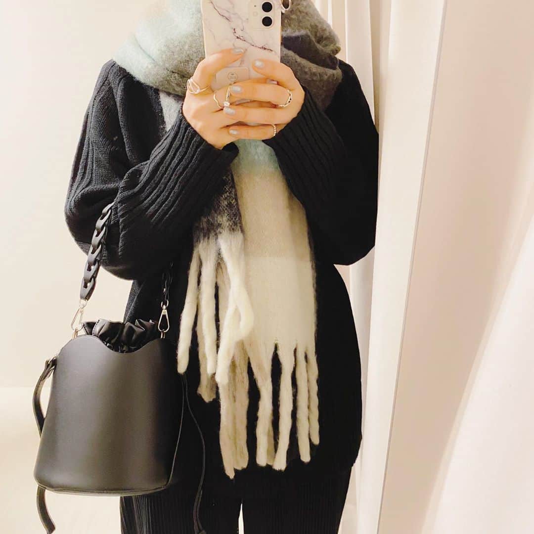 のインスタグラム：「シンプルコースのポイントに ボリュームマフラー🧣 @donobanweb   #マフラー #ボリュームマフラー #ストール  コーデの詳細はブログに書いています ☟☟ http://s.ameblo.jp/aiai987654  #fashion#outfit#style#coordinate#instagood#ootd#pic#instapic#コーデ#コーディネート#スタイリング#プチプラコーデ#本日のコーデ#大人カジュアル#プチプラ  #カジュアル #ニット #アラフォー #アラフォーコーデ #アラフォーファッショ#プリーツパンツ  #モノトーンコーデ #ブラックコーデ  #秋コーデ #秋服コーデ #秋服」
