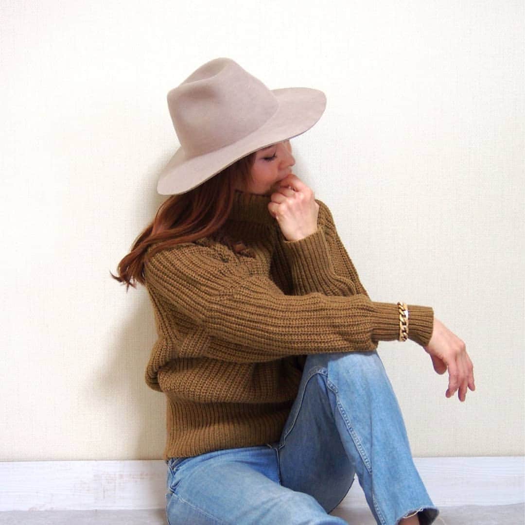 nori0620のインスタグラム：「もう少し先かな……  なんて、思っていたら ニットがぴったりな季節に🍂🍂🍂  これは本当に着回しが利く一枚♪  ざっくり感がありながら ウエストと袖のリブがかわいいんです  #ローゲージタートルネックセーター @uniqlo   #ニット @uniqlo  #デニム @hm  #ハット #ブレスレット @zara   #instafashion #fashion#code #outfit #fashionsnap #ファッション#コーデ #秋ファッション #ニット#ユニクロニット族 #ユニクロニット部 #PR#ユニクロ#uniqlo#uniqloginza2020FW#ローゲージタートルネックセーター #ママファッション#ママコーデ#プチプラコーデ#」