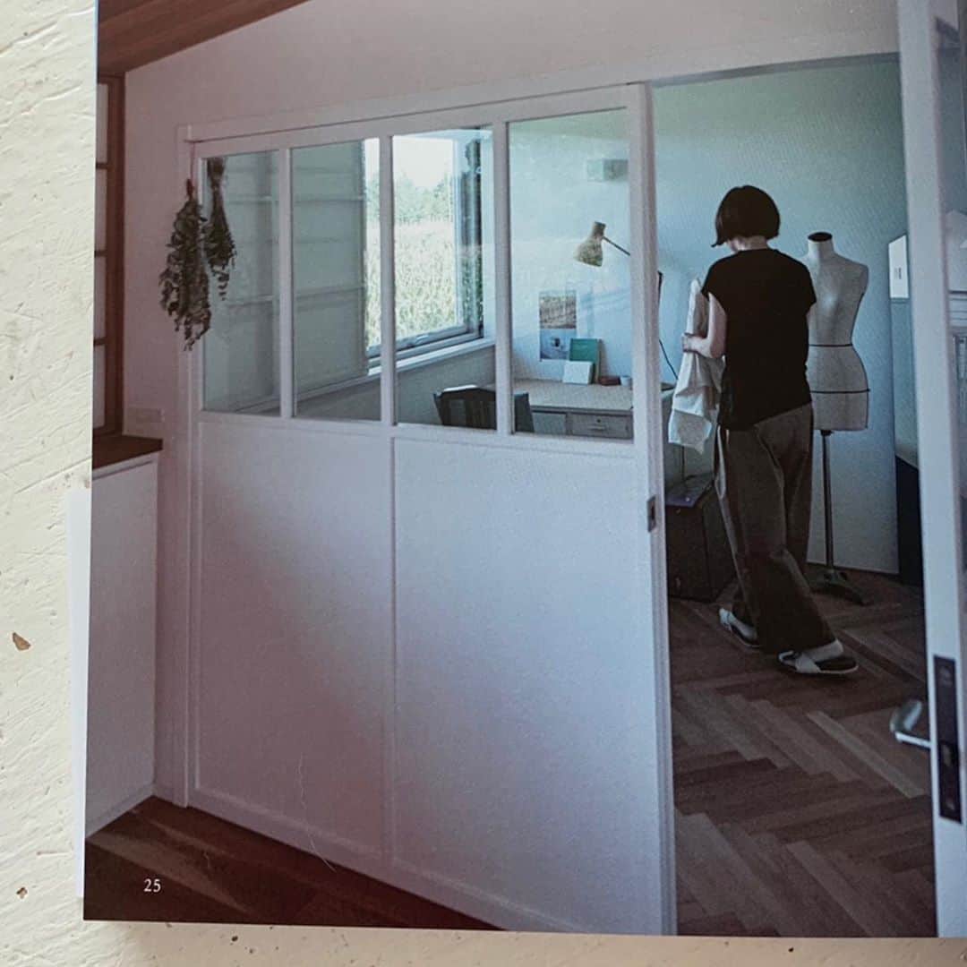 OKAさんのインスタグラム写真 - (OKAInstagram)「友人の家が表紙になっていました。 時間をかけてゆっくりと築いた住処。 いいねえ。  #全然小さくない #小さな平屋 #アトリエも素敵」10月31日 11時46分 - ytrpics