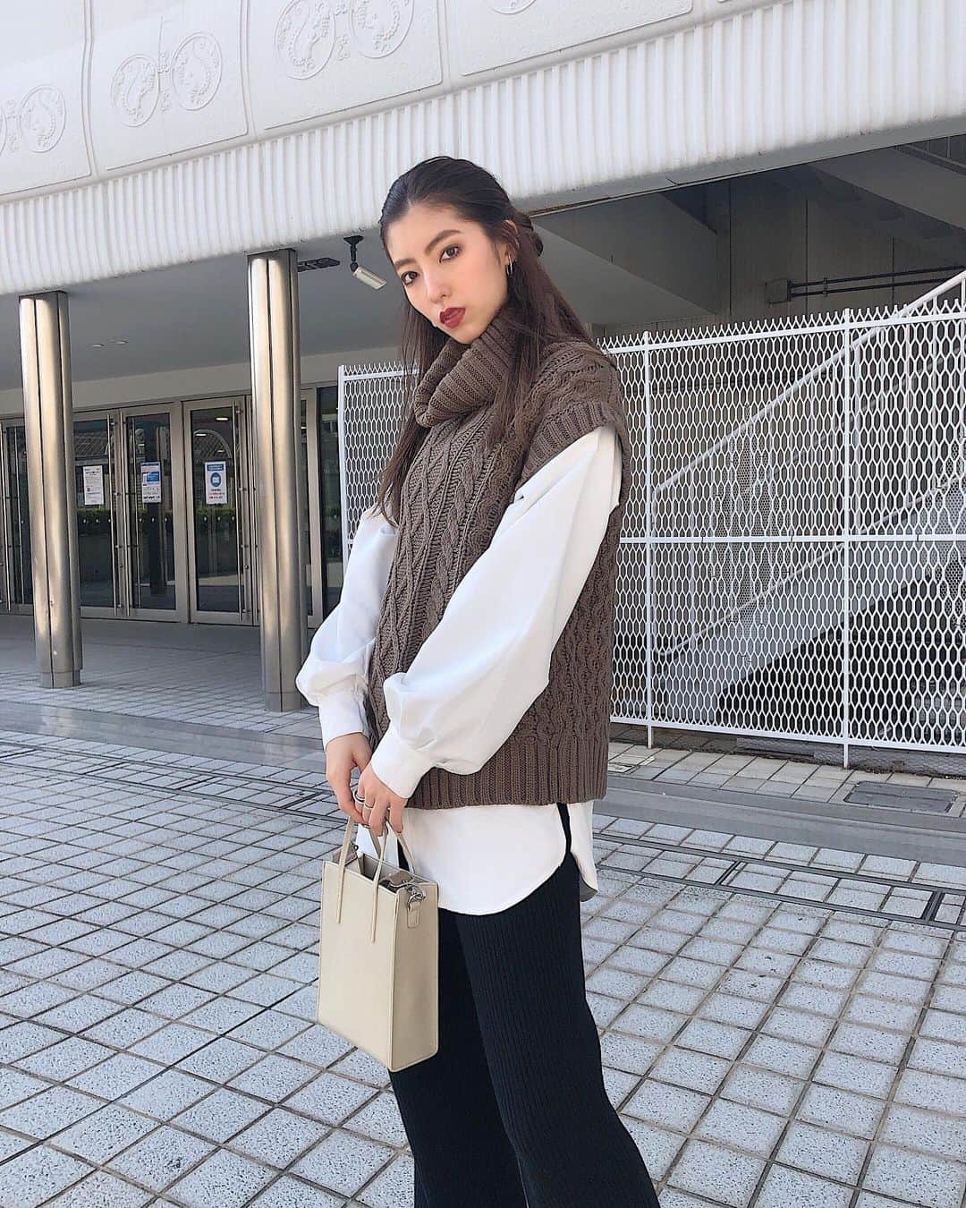 高村 楓のインスタグラム：「. . かわいすぎ🥰🥰 カラーで迷うな〜 . #MURUA#murua_by_staff#murua_snap#code#fashion #ムルーア#バックオープンベストドッキングシャツ#レイヤード#コーデ#ファッション」