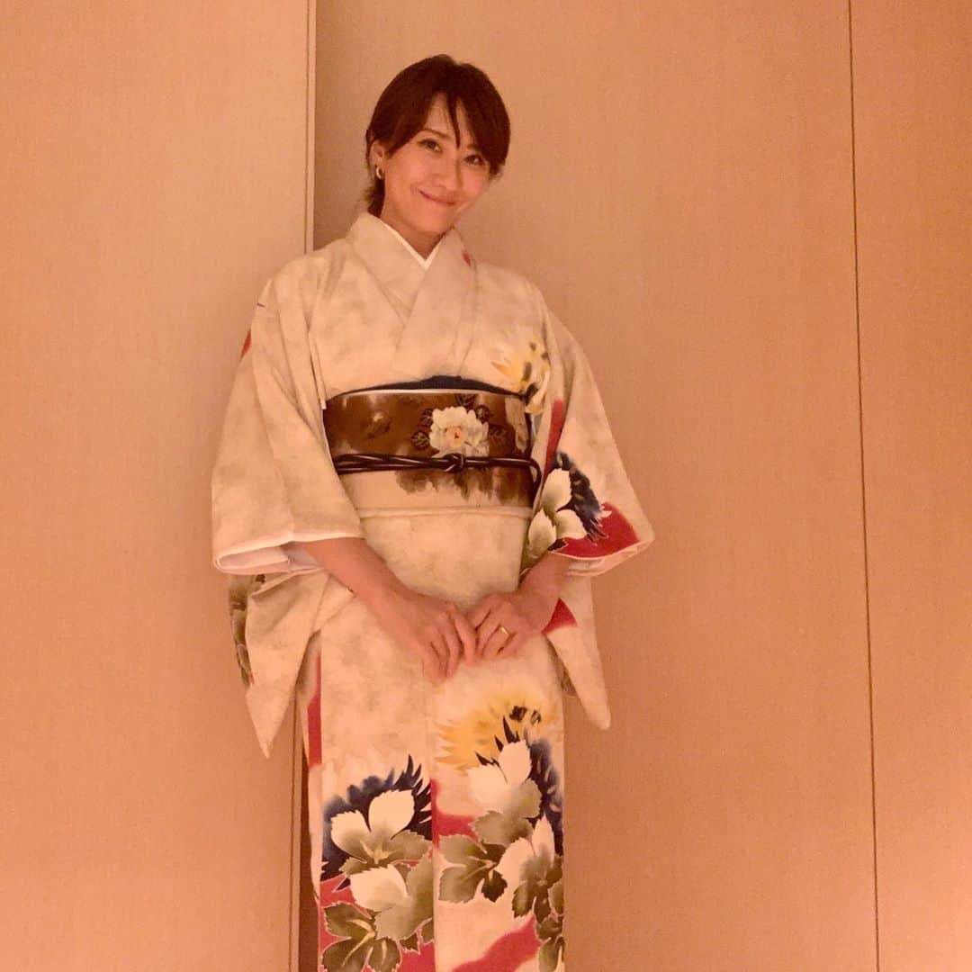 風間ゆみえのインスタグラム：「身に纏うものは本当に大事だと思うことは、和服を着た時にとくに考える。  "着るものが人を作る"   スタイリストをしている長年ずっとこころにある言葉だけど、こうしていつもとは違う自分に会うことで、あらためて思い返したりできる良い機会。  着物を纏っている自分はどこか表情までも変わってくる。立てば芍薬、座れば牡丹、歩く姿は百合の花…1ヶ月を毎日和装で過ごしたら、そんな雰囲気を醸し出せるようになるんじゃないかしら？…なんていう衝動にかられながらも、さらに膨らませた妄想の先には、お部屋も和装に合った環境に整えたくなってくるから困るわね。笑　  久しぶりに"纏うこと"を楽しませてくれたのは、先週、虎ノ門にオープンしたばかりのエディションホテルで、マドモアゼルユリアちゃんによる着付け教室「YULIA KIMONO  WORKSHOP」  着物を自分で着るのははじめてのこと。 浴衣はまだ自分で着たりもしていたけど、しっかりと学ぶのも初めてで、ちょっとハマりそう… はまりたい。  ユリアちゃんのアンティーク着物コレクションから、それぞれに似合いそうなものをコーディネートしてくれて、素敵なものばかりだったなぁ☺️。  ユリアちゃんの師匠でもある、ユリアちゃんママも会場にてサポートしてくださり、とても楽しみながら着ることができました。  みんなお着物を纏い、エディションホテルの美しい夜景、東京タワーを眺めながらのディナー。  また次も参加したいわ♡  @toranomonedition  @mademoiselle_yulia  #kimonoworkshop #yumie_k_style」