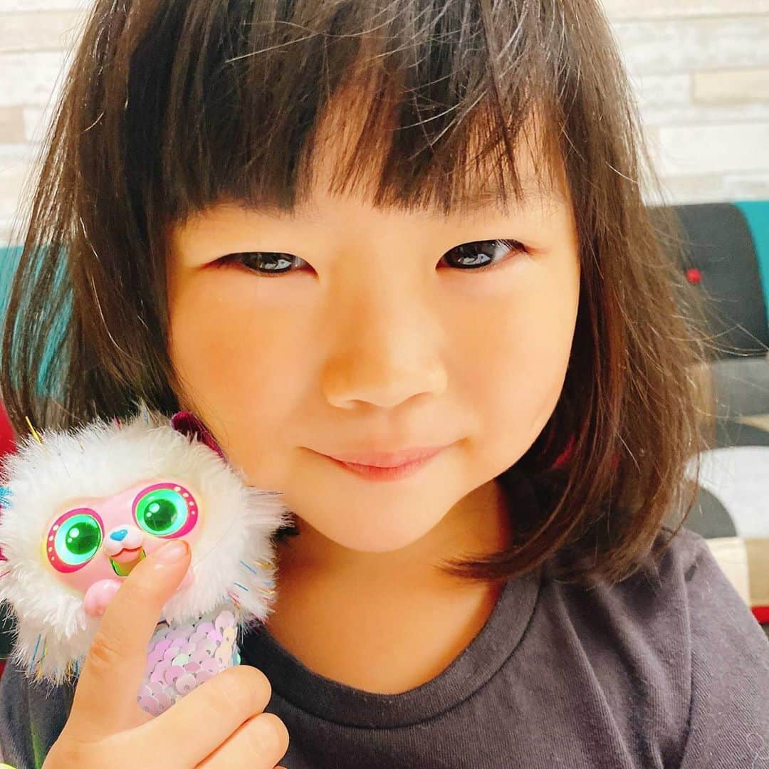 太陽チャンネルのインスタグラム：「. らんらんが大好きなチャッティーペッツに 新しい仲間が増えたよ🥰 きらっきらのキラキラパンダと オシャレなカラフルユニコーン🦄 💎✨  キラキラパンダはリバーシブルスパンコールなんだよ😍✨  たくさんおしゃべりして歌ってくれるし 2つあると、話をしたり一緒に歌って ハモったりするのビックリ😍💕 なでなでしたり一緒におしゃべりして遊んだよ😆 腕にまきつけてどこにでも一緒に行けるね😚 #くるっとチャッティーペッツ #チャッティーペッツ #キラキラパンダ #カラフルユニコーン #タカラトミー #PR」
