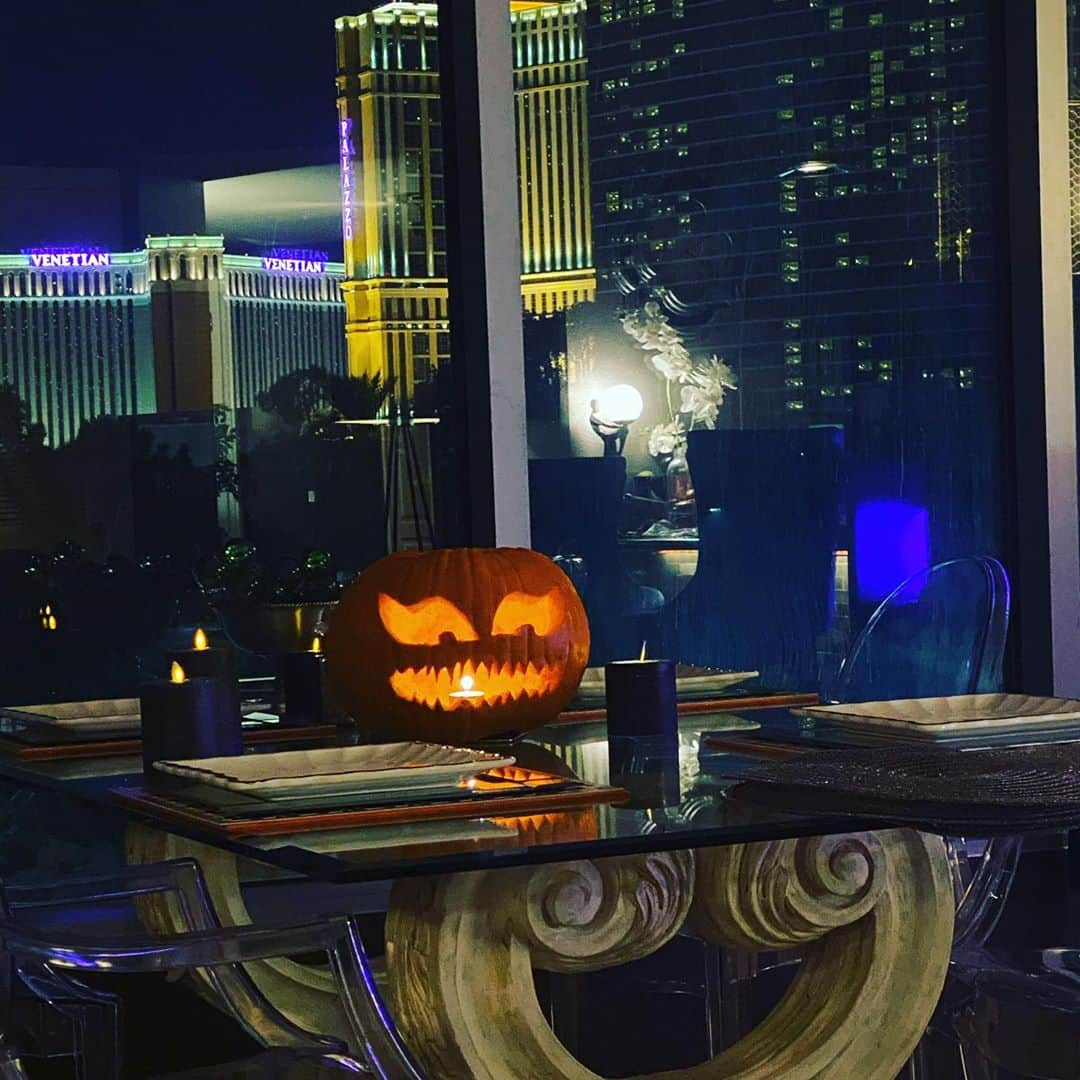 メリッサ・アンダーソンさんのインスタグラム写真 - (メリッサ・アンダーソンInstagram)「#lasvegaspumpkin」10月31日 11時51分 - realfuturelegend