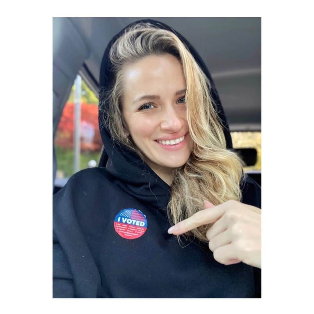 シャンテル・ヴァンサンテンのインスタグラム：「I am grateful to live in a place where my voice matters... my choice matters... So does yours. PLEASE VOTE!! More info in my bio!! #EveryVoteCounts #IVoted #CommanderInCheeks」