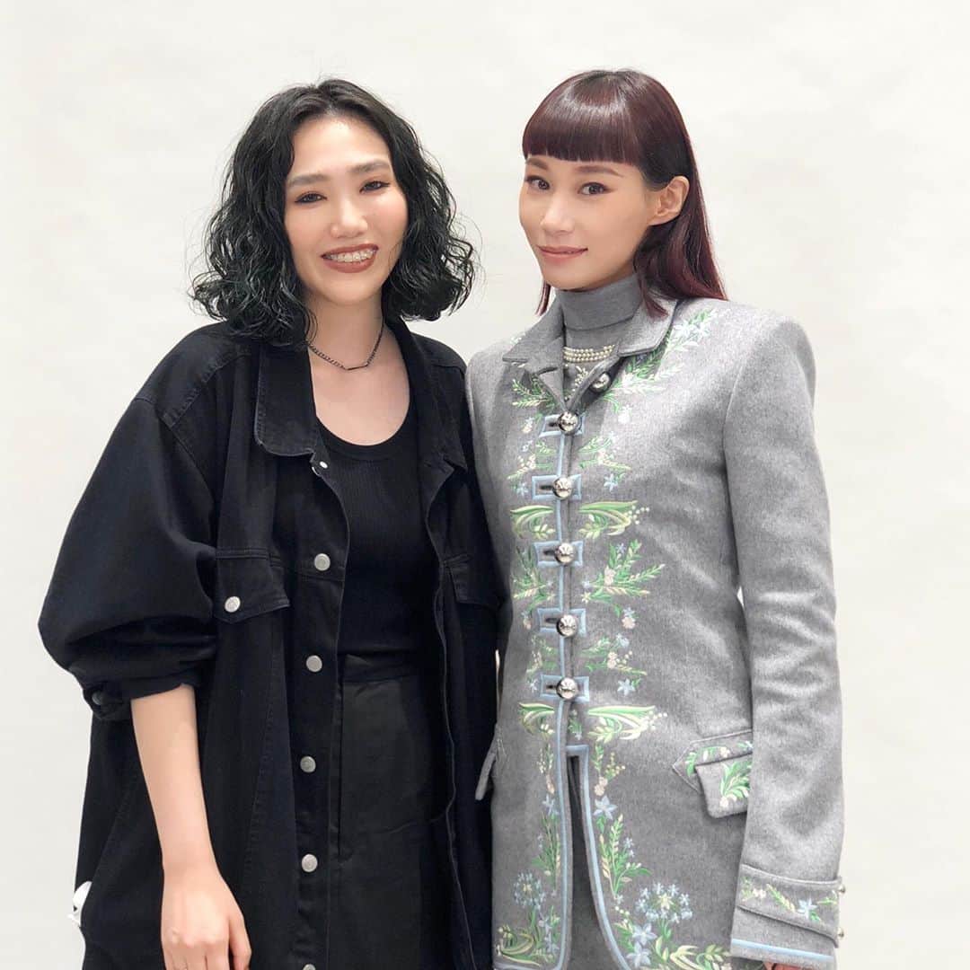 マドモアゼル・ユリアのインスタグラム：「今晩、10月31日（土）BSテレビ東京で放送される「ファッション通信」のBeauty Momentのコーナーに出演します📺 普段の自分がやるメイクと違うメイクを試すのは楽しいし、毎回とっても勉強になります！💄 中川さん @mkkkkk_n ありがとうございました！🙇🏻‍♀️✨ ぜひご覧ください！ @fashion_tsushin @shiseido_hma @shiseido_japan」