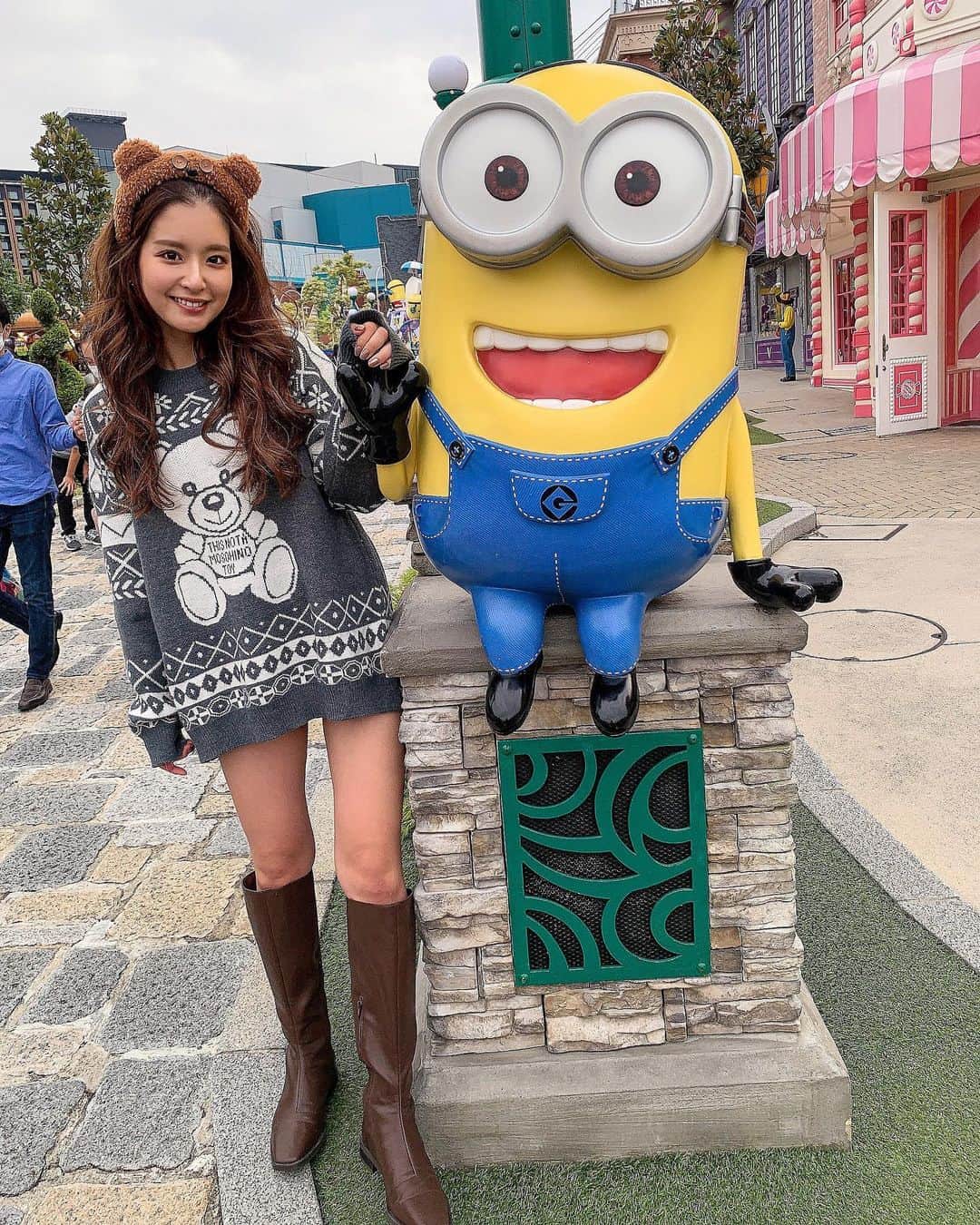 のインスタグラム：「・ ユニバ投稿連続で失礼します👻🙏🏻 これでラスト💞 ・ ・ 今回は"ティム"カチューシャを付けるから トップスのニットもくまにしてみた🐻💋 オーバーサイズで丈感もいい感じ◎ @selectshop.brillant  ・ ・ ・ 去年はブラックのソックスタイプの ロングブーツ買ったから 今年はレザータイプのブラウンにした🤎🤎 長時間歩いてても痛くならなかった👏🏻 @lowrysfarm_official  ・ ・ ・ #usj #ユニバ #ユニバコーデ  #ティム  #ティムコーデ #オーバーサイズ #ニット #ロングブーツ  #セレクトショップ  #ローリーズファーム」