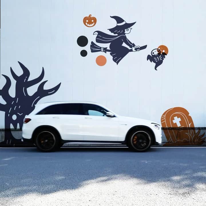 のインスタグラム：「Happy Halloween！GLCと一緒にドライブしているのは…？  #MercedesBenz #MercedesAMG #AMG #MercedesBenzJapan #MBCars #GLC #SUV #メルセデスベンツ #メルセデス #ベンツ #メルセデスAMG #ハロウィン #ドライブ」