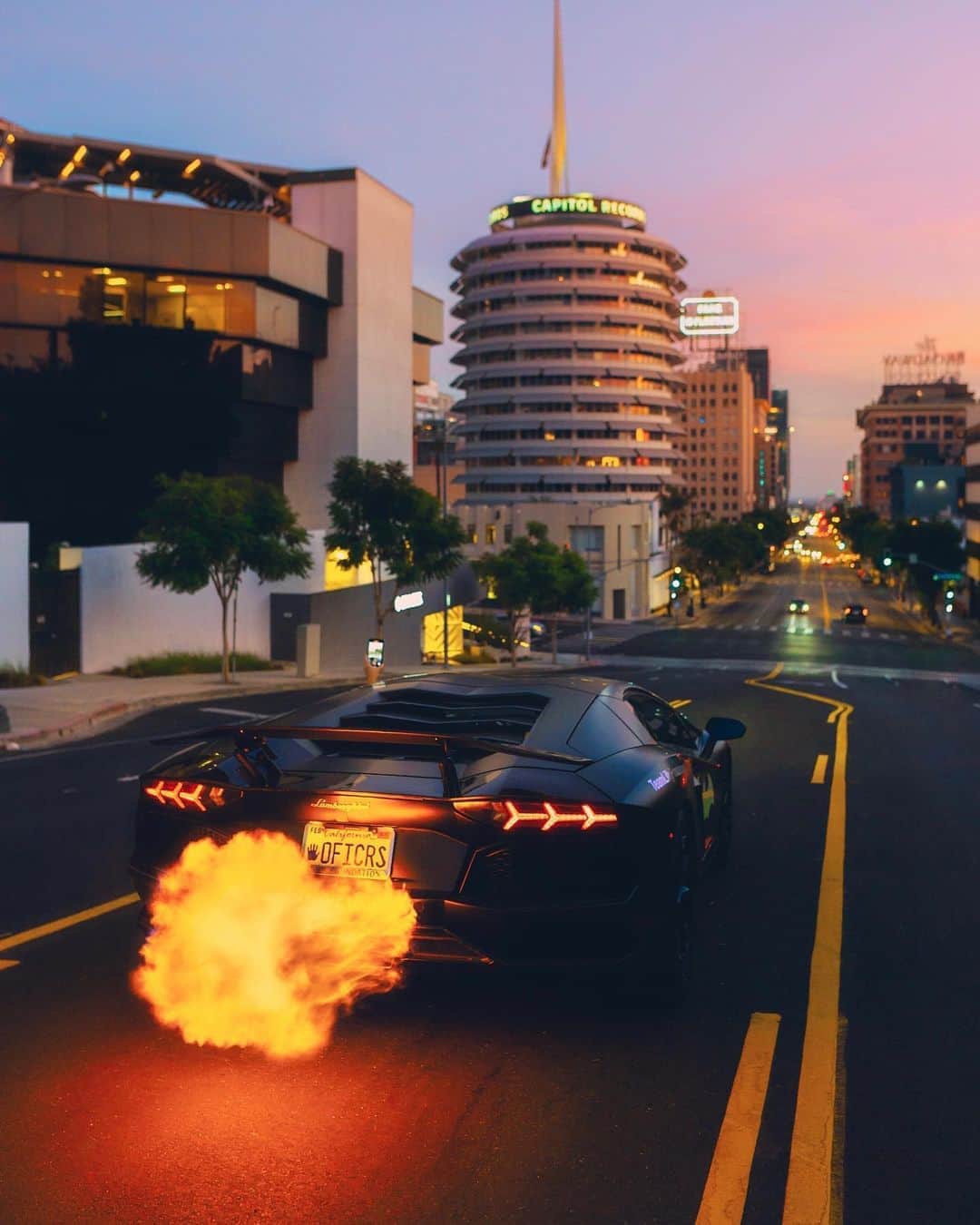 CARLiFESTYLEさんのインスタグラム写真 - (CARLiFESTYLEInstagram)「Aventador shooting flames in Hollywood. Owner @batventador Photo @chazzydawg #carlifestyle #aventador」10月31日 12時00分 - carlifestyle