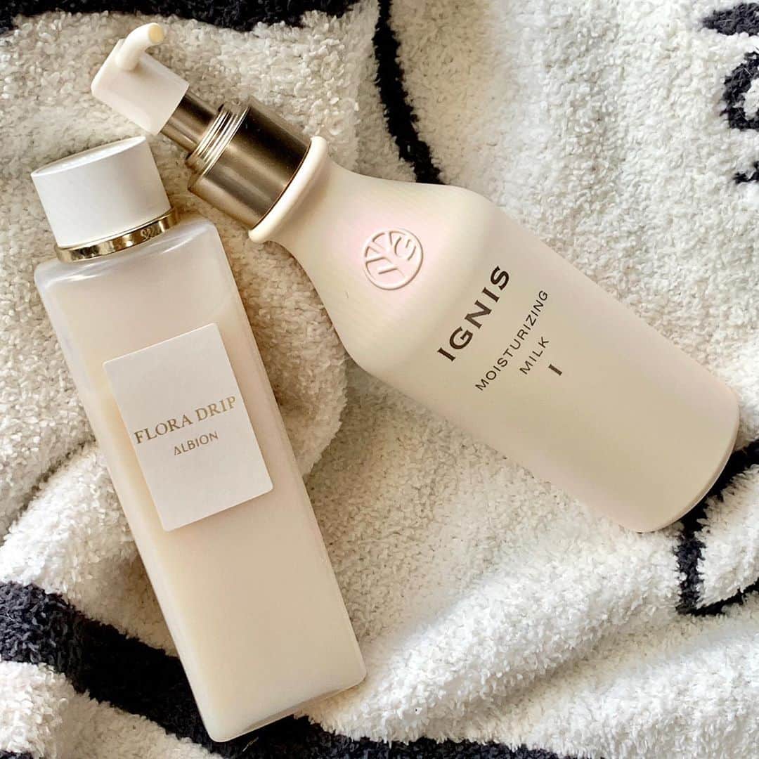 高松チェルシーリナのインスタグラム：「. 朝のスキンケアを新しくしたんだ〜🌿💕 とってもいいのでご紹介🥰 . 特に目星もなく化粧品売り場に行き、お姉さんに、「朝使いたくて、そんなにベタつかず、でもちゃんと保湿はされて毛穴とかもふっくらするやつないですかねぇ〜」とお伝えしたら、この2つを紹介してくれました。 . ✔️ALBION フローラドリップ ✔️IGNIS モイスチャライジングミルク . たださぁ、お値段が可愛くないわけ。笑 だから、一旦サンプルをいただき、その日は帰って。2〜3日使ってみたんだけど、求めていた肌感になるし毛穴もふっくらするし、私は目に見える効果がある(即効性がある)ものしか欲しいと思えないのでw(使い続けたら良くなる系めっちゃ苦手) これは買いだな。と購入いたしました🥰 朝しか使わないから、2〜3ヶ月持つし、そう思えばそんなに高くないと言い聞かせて！w . 買って大正解🥰💕 毎朝使うのが楽しみになるスキンケアグッズです🧖‍♀️✨✨✨ . #アルビオン#フローラドリップ#ALBION#FLORADRIP#スキンケア#朝のスキンケア#ママ美容#アンチエイジング#アラサー美容」