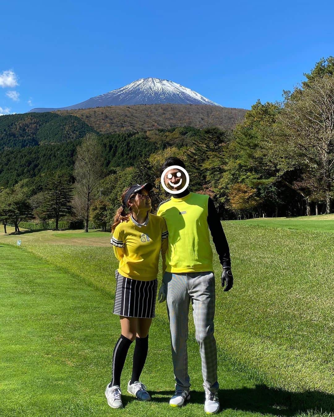 あやごるふのインスタグラム：「全身 @archivio.official_online で﻿ 彼とペアコーデ👫💖﻿ ﻿ ﻿ 黄色はゴルフ場でめちゃくちゃ映えるし﻿ 何より気分が明るくなるから好き💛🌻🌼﻿ ﻿ #アルチビオ のWinter collection も﻿ ペアコーデ出来るニットとかあって　﻿ 冬も楽しみ〜😆💙﻿ ﻿ ﻿ #ゴートゥグリーン に参加してみた🌈💚﻿ ﻿ ﻿ ﻿ ﻿ #golfnetwork #golf #golfswing #golfwang #reginagolf  #golfgirls #instagolf #golfstagram #ゴルフ #ゴルフ女子 #ゴルファー #ゴルフ好き #ゴルフ練習 #ゴルフコーデ #골프 #ゴルフスイング #ゴルフ大好き #ゴルフ好きな人と繋がりたい #クリスマス #golflife #golfgirl #不動産投資 #골프 #골프웨어 #골프스타그램 #해외여행 #예쁘다 #クリスマスコーデ」