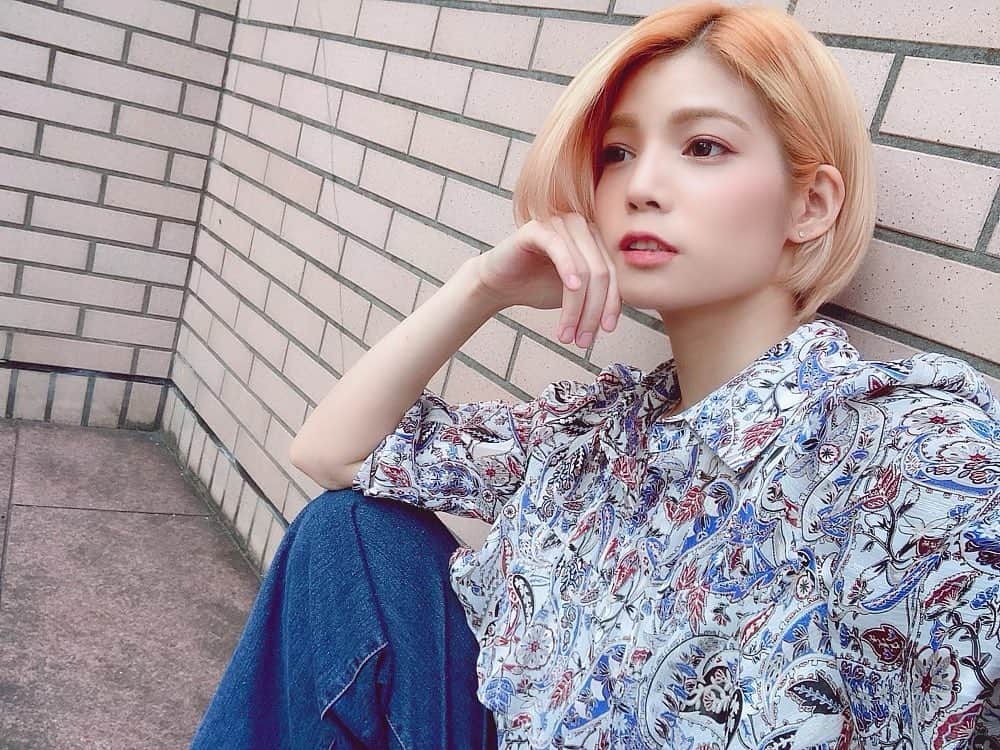 菜月アイルのインスタグラム：「10月最後かぁ。一年早い・・ ・ ・ #柄シャツ #zara #ootd  #fashion #ショートヘア  #ハイトーン #ハイトーンカラー #オレンジカラー #🍊 #ブリーチカラー」
