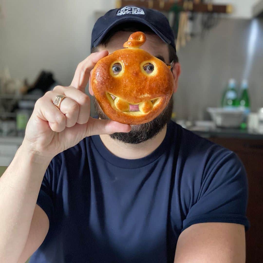 Symmetry Breakfastさんのインスタグラム写真 - (Symmetry BreakfastInstagram)「Happy Halloween y’all 🎃! Cracking out the pumpkin faces again, quite simple really. cut out the mouth and stretch the dough, then use the piece you cut out for the eyes as teeth 😬 glazed with honey and served with seasonal persimmon from 陕西. Working those autumnal colours hard and matched with these striped plates from @skandihus_london that remind me of the film Beetlejuice 👻  - - - - - - - - - - - - - - - - - - - This is our fourth Halloween now in Shanghai, and I’m always so amazed how particular holidays have gone mainstream in this city and across China. I guess any excuse to dress up and have a party will do! 😂 #symmetrybreakfast」10月31日 12時07分 - symmetrybreakfast