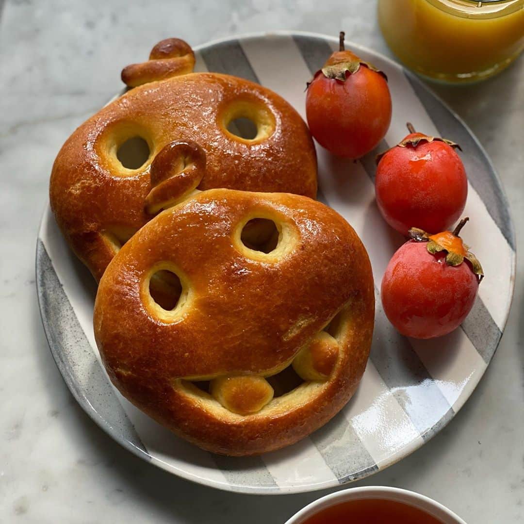 Symmetry Breakfastさんのインスタグラム写真 - (Symmetry BreakfastInstagram)「Happy Halloween y’all 🎃! Cracking out the pumpkin faces again, quite simple really. cut out the mouth and stretch the dough, then use the piece you cut out for the eyes as teeth 😬 glazed with honey and served with seasonal persimmon from 陕西. Working those autumnal colours hard and matched with these striped plates from @skandihus_london that remind me of the film Beetlejuice 👻  - - - - - - - - - - - - - - - - - - - This is our fourth Halloween now in Shanghai, and I’m always so amazed how particular holidays have gone mainstream in this city and across China. I guess any excuse to dress up and have a party will do! 😂 #symmetrybreakfast」10月31日 12時07分 - symmetrybreakfast
