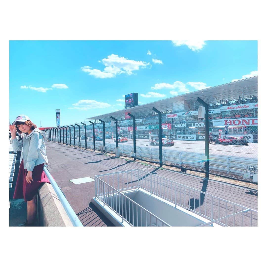 辻井美香のインスタグラム：「晴れてる日のレースはやっぱり気持ちいい♡  #suzukacircuit  #スーパーGT #SUPERGT #mortorsports  #サーキット  #carracing」