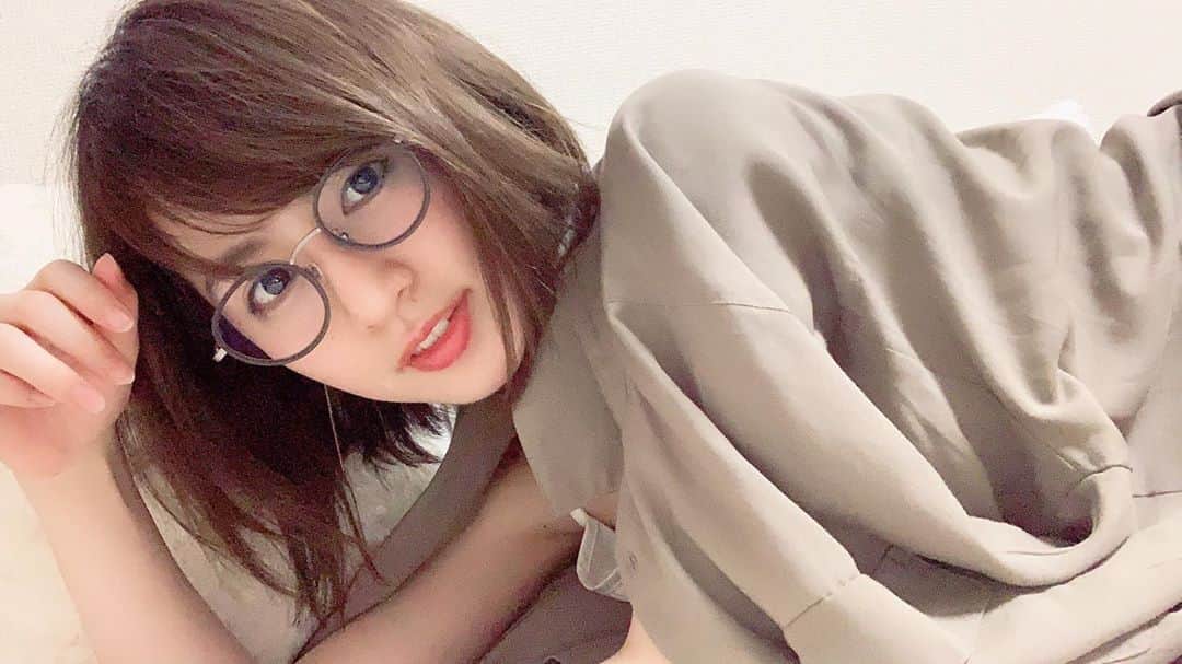 浜田真衣のインスタグラム：「MONAモデルとして活動してもう2年半くらいかな¨̮ 明日11/1 お昼12:00から 5度目のランキング投票に挑戦します😍  皆のお陰で連続神7入を達成し続けています♡ 本当に本当にありがとう✨  次こそ1位を掴んで 写真集、番組を持つ、オフ会 を実現させます♡ 是非是非応援よろしくお願いします💐  投票方法は 都度ストーリーに載せるね！ それか、ファンの方がまとめてくれた以下URLから確認してみてね😍  http://bit.do/fKmoe  頑張りますっ⚐ﾞ！！！」