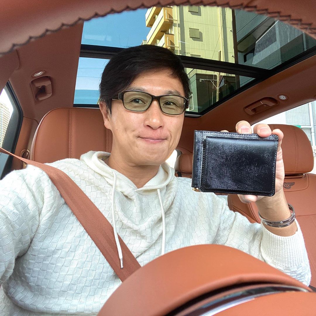 のインスタグラム：「マネークリップ級にエレガントで、スマートクラッチのように便利な薄型財布、探しておりました。  見つけたんです。 英国古来の物作りを色濃く継承している 名門中の名門「グレンロイヤル」で。 どうすか？  何年ぶりだろうグレンロイヤル。 馴染むのが楽しみです！！！  トガブロ。に詳しく載せました！  #グレンロイヤル  #glenroyal  #戸賀敬城  #トガッチ  #トガブロ  #財布  #金運アップ  #エレガント  #かさばらない  #マネークリップ #ベンテイガ  #ベントレー  #bentley  #bentayga  #ベルルッティ  #pt  #pttorino  #berluti  #ベルルッティ」
