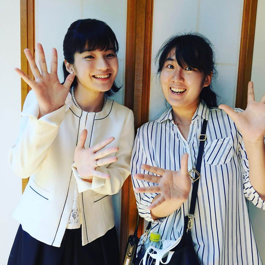 フジテレビ「ドラマ甲子園」さんのインスタグラム写真 - (フジテレビ「ドラマ甲子園」Instagram)「🍃 🍃#ドラマ甲子園「#言の葉」オフショット 🍃   ん？ #平野水乙 監督の横は ひょっとして #蒔田彩珠 さん？  これまで紹介してきた香里とは だいぶ印象が違いますね…？  これ、とても大事なシーン。 どう登場するのか？ 今夜の放送をお楽しみに！  🍃#FOD 先行配信中 🍃#CSフジテレビTWO で 🍃今夜 #10月31日 （土）20時OA」10月31日 12時14分 - dramakoshien