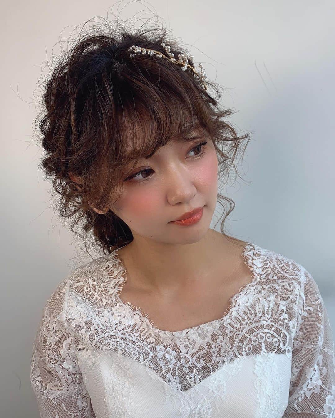 RabichePowのインスタグラム：「フロントからのシルエット ふわふわ質感❤️ . 柔らかな雰囲気に見えるように♡ . #rabichepow#luanawedding#hairmake#okinawa#resortwedding  #沖縄ウェディング#リゾートウェディング#出張ヘアメイク#結婚式#ウェディングニュース」