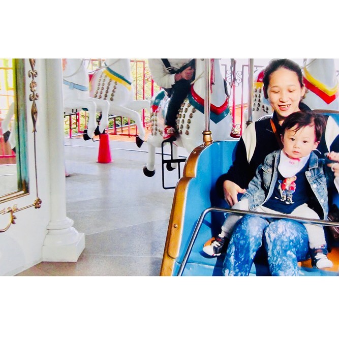 世手子さんのインスタグラム写真 - (世手子Instagram)「Played Halloween with my son at the amusement park "RAKUTENCHI"🎢♨️ My son liked the merry-go-round🎠🎠🎠 We also got on a flying elephant🐘👐✨ https://amchannel.top/videos/sXhRsnbsONSH90QOhlNB @amazing_meijin_channel  #空飛ぶゾウ ！ #親子でできる遊び MEIJIN #ハロウィン は家族で #ラクテンチ @beppurakutenchi 行ったよ（＾_＾） #生後11ヶ月 で #メリーゴーランド 空飛ぶゾウのアトラクション楽しんだよ^ - ^ 続きは Amazing MEIJIN Channeみてね(*^o^*) #MEIJIN #名人 #すごい動画 #アメイジングメイジン #遊園地 楽しめるほど成長しました(((o(*ﾟ▽ﾟ*)o)))♡ この日の #寿司太郎 #babycode   @gapkids #gapbaby #babyjacket  @ralphlauren #ralphlauren #babytops #babybottoms  @mikihouse.official #babyshoes  #遊園地コーデ  #遊園地デビュー #別府ラクテンチ #空とぶぞう さん #ベビーコーデ #ベビーコーデ男の子  #ベビーコーディネート  #ベビー服  #babyfashion #babyfashionista」10月31日 12時30分 - rojide