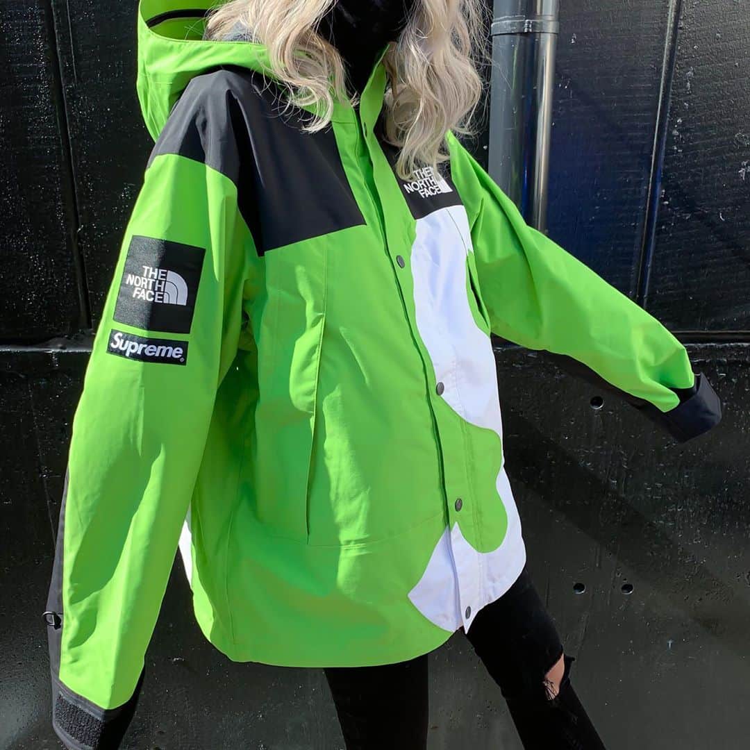 Supreme Mihoのインスタグラム：「💚💚💚 ✩ "TNF SEASON" ✩ 📍S Logo Mountain Jacket...M ✩ ライム可愛いっ🥺💚 ✩ @supreme_leaks_news @supreme__hustle @dropsbyjay @strictlypreme @supcommunity @mrbld @suptalk  #supreme #thenorthface  #supremetnf #supremenorthface #supremenyc #supremenewyork #supremejapan #supremeheat #supremeteam #streetwear #supremegirl #streetstyle #シュプリーム #ストリートファッション #ストリート #ノースフェイス」