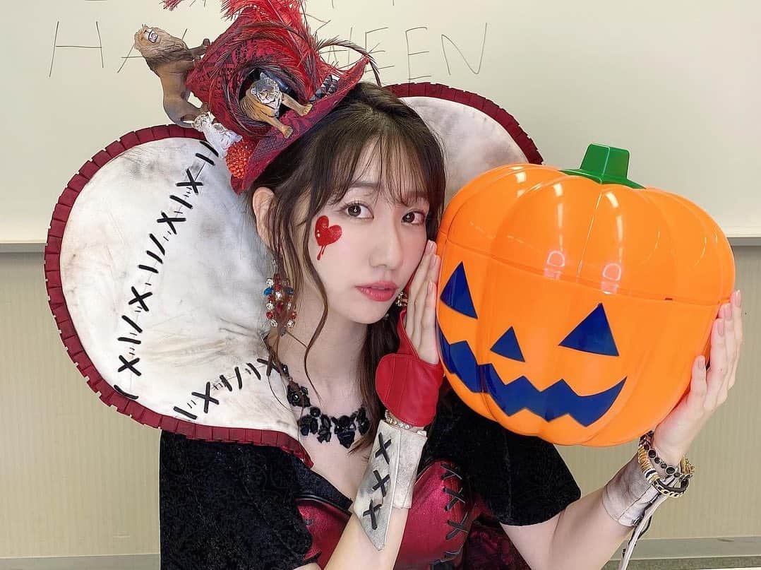 柏木由紀さんのインスタグラム写真 - (柏木由紀Instagram)「. Happy Halloween🎃♥️  ハロウィンといえばこの衣装！ 【ハロウィン・ナイト】という曲の衣装で テーマは［猛獣使いの女王］です🦁🐯🗡  皆さまにとって素敵なハロウィンに なりますように〜👻♥︎♥︎  #halloween #コスプレ #仮装」10月31日 12時29分 - yukikashiwagi_official