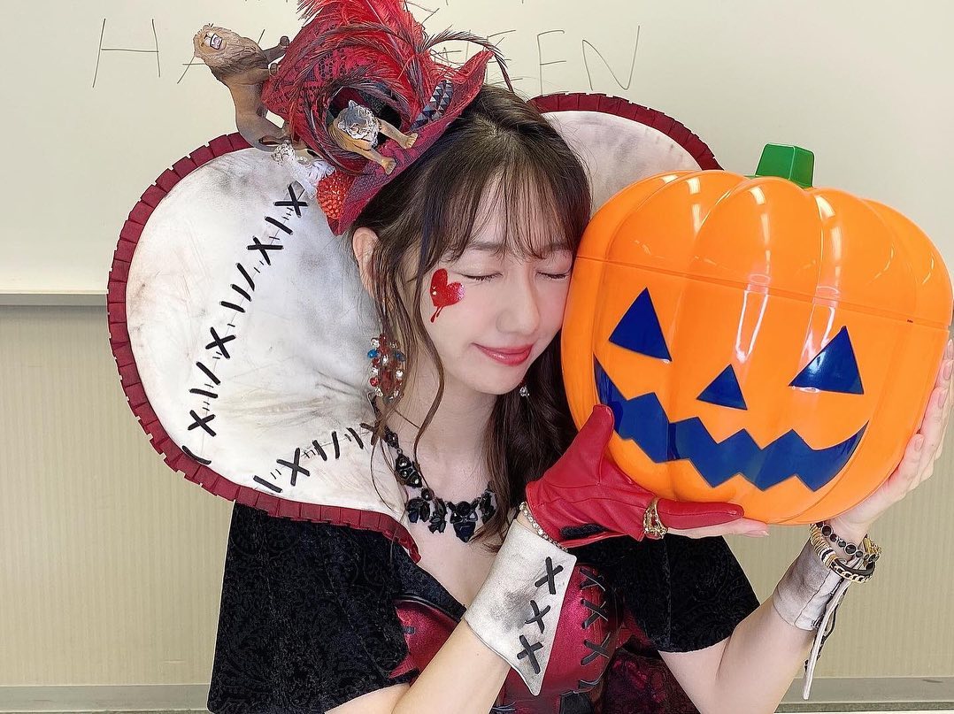 柏木由紀さんのインスタグラム写真 - (柏木由紀Instagram)「. Happy Halloween🎃♥️  ハロウィンといえばこの衣装！ 【ハロウィン・ナイト】という曲の衣装で テーマは［猛獣使いの女王］です🦁🐯🗡  皆さまにとって素敵なハロウィンに なりますように〜👻♥︎♥︎  #halloween #コスプレ #仮装」10月31日 12時29分 - yukikashiwagi_official