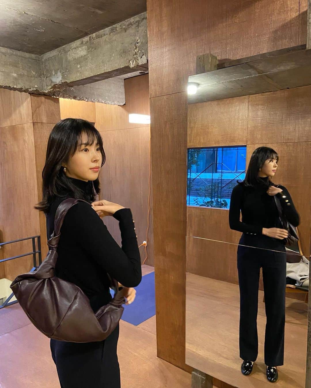 ソ・ウンスのインスタグラム：「일년 중 가장 많이 신는 슈즈인 아카이브앱크. 서울숲에 생긴 쇼룸에 가서 가방에 또 한번 홀딱 🙊❤️💋  #제품협찬」