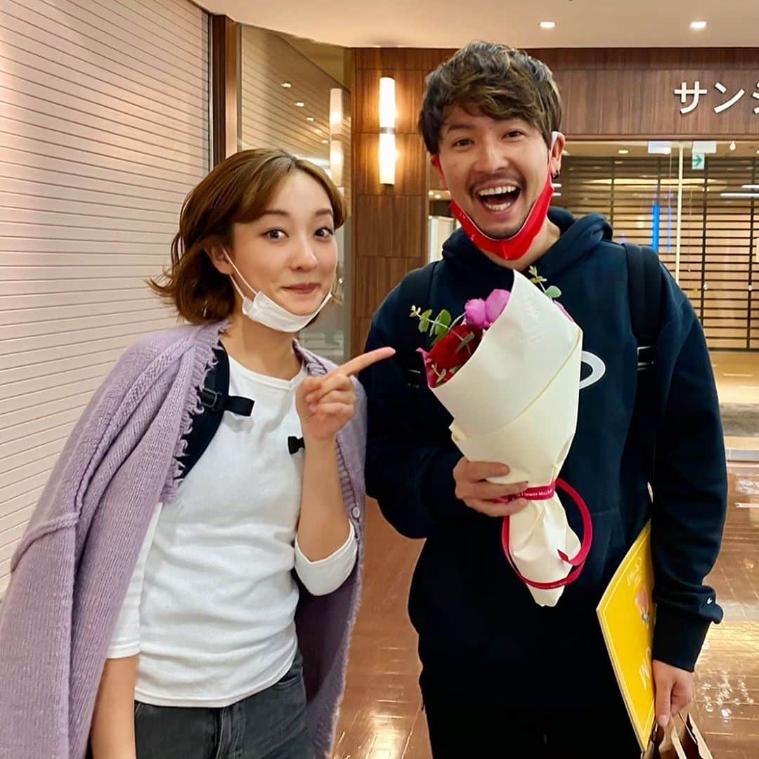 小柳津林太郎のインスタグラム：「Went to Mami's debut as an actress! Broke a leg!! Great job, very proud!  茉美の舞台デビューと言いますか、女優デビュー作を観てきました。自分が言うのも烏滸がましいですが、デビュー作であれだけの凄いキャストに囲まれて、しっかり役をやり遂げたのは正直凄いと思いました。皆さんも是非足を運んでみてください。柴田理恵さんの一人で空気をもっていく力は凄かった（笑）  タクフェス第八弾、くちづけ。東京公演は池袋サンシャイン劇場にて、11/8までやってるとのこと。  その後は、札幌、大阪と続くみたいです。  http://takufes.jp/kuchiduke2020/schedule.html  バチェラロレッテも最終話を迎え、今日はハロウィン。大忙しですね😇配信も、公演も、お仕事もみんなお疲れ様です。11月も頑張っていきましょう。  #バチェラー #バチェラージャパン #バチェロレッテ #倉田茉美 #舞台 #タグフェス #くちづけ #女優 #俳優 #演劇」