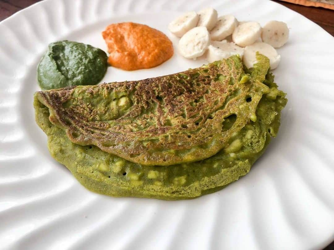 Archana's Kitchenさんのインスタグラム写真 - (Archana's KitchenInstagram)「Make the delicious high protein Matar Besan And Paneer Cheela and serve it with Tomato Onion Chutney, sliced Bananas and a cup of Masala Chai for breakfast. Get the recipe from the smart.bio link in my profile @archanaskitchen . . . . . . #recipes #easyrecipes #breakfast #Indianbreakfast #archanaskitchen #healthyeating #highprotein #breakfastclub #dosa #dosarecipes #dosabatter #ragi #ragidosa #mysoremasaladosa #homemadefood #eatfit #cooking #food #healthyrecipes #foodphotography #recipeoftheday #comfortfood #deliciousfood #delicious #instayum #food」10月31日 12時41分 - archanaskitchen