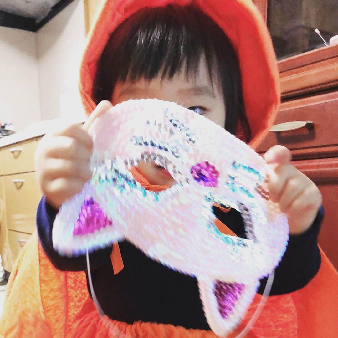 中谷一馬のインスタグラム：「お家で #ハッピーハロウィン 👶 娘史上初のコスプレ🎃 パパは、案の定メロメロです😍← #親バカ  #衆議院議員 #中谷一馬 #港北区 #都筑区」