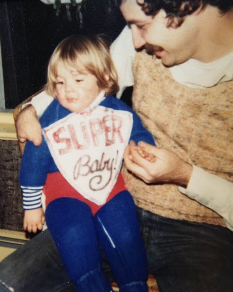 エリン・アンドリューズのインスタグラム：「Best Halloween Costume to this day Daddy!!! @steveandrewswfla #superbaby 🎃🎃❤️🙋‍♀️」