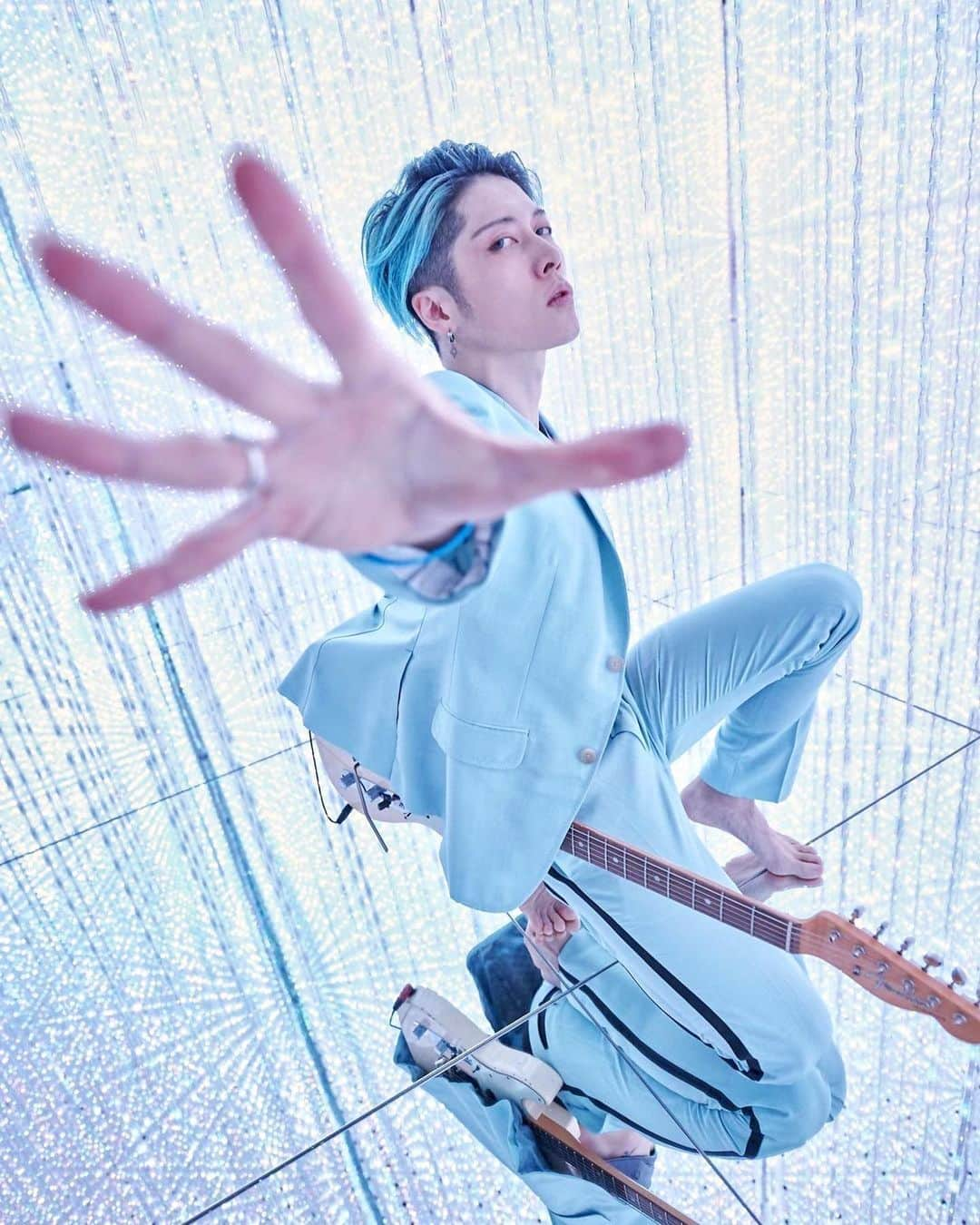 雅-MIYAVI-さんのインスタグラム写真 - (雅-MIYAVI-Instagram)「Today ✋🏻#MIYAVIVirtual - Level 3.0 @teamlab.planets 舞台裏、みせます👀👀📺💯#Repost @miyavi_staff ・・・ 📺MIYAVIテレビ出演情報📺 ついに本日16:00から、CS日テレプラスにて進化系バーチャルライブ「MIYAVI Virtual LIVE – Level 3.0」の模様に、リハーサル風景やインタビュー映像などを加えた特別編が放送🔥 . 近未来的なギターミュージックと、世界中からも注目を浴びるteamLabが創り出す光のアートとの融合✨ そしてドローン撮影によるMIYAVI進化系ライブをお楽しみください🎸 . 【番組情報】 10/31(土)16:00～17:30 MIYAVI 進化系バーチャルライヴ「Virtual LIVE – Level 3.0」特別編 https://www.nitteleplus.com/program/miyavi_virtual_lv3/ . 【チャンネル情報】 日テレプラス ドラマ・アニメ・音楽ライブ http://www.nitteleplus.com スカパー！、スカパー！プレミアム、J:COMほか全国CATV、ひかりTV、auひかり ※ご視聴にはご契約が必要です . . If you live in Japan, make sure to check Nittele Plus on Saturday for MIYAVI Virtual Level 3.0. @teamlab.planets  The program includes the performance and a slot behind the scenes of the production and interview with MIYAVI! . . #MIYAVI #LDH #MYVCREW #MIYAVIVirtual #VirtualLIVE #teamLab #teamLabPlanetsTOKYO #特別編」10月31日 12時50分 - miyavi_ishihara