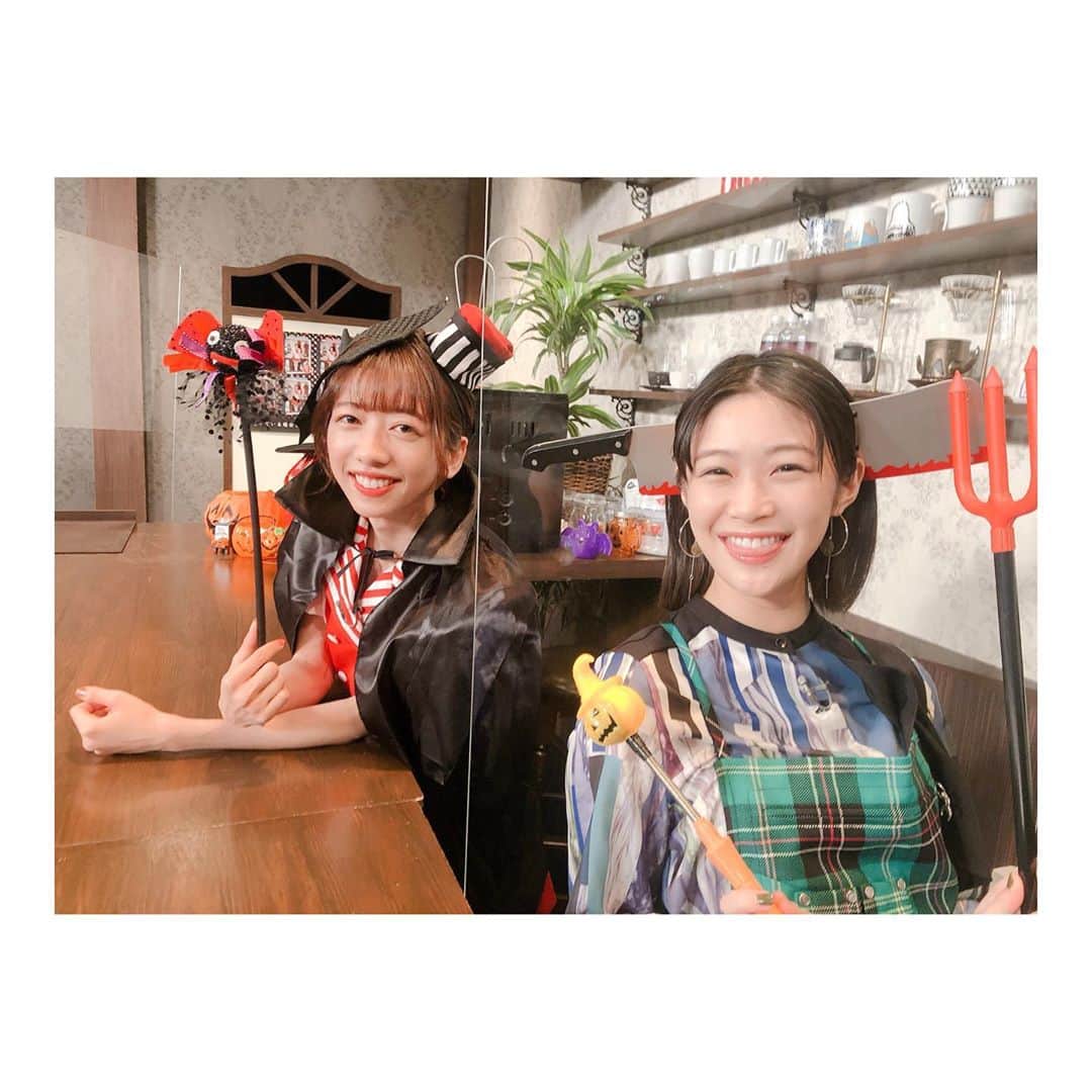 加村真美のインスタグラム：「Happy Halloween👻  マヤマヤマこと真山りかちゃんとのオフショット😂❣️ 黒マントが似合う！可愛い👏🏻💓  2枚目はカボチャ多すぎる🎃笑」