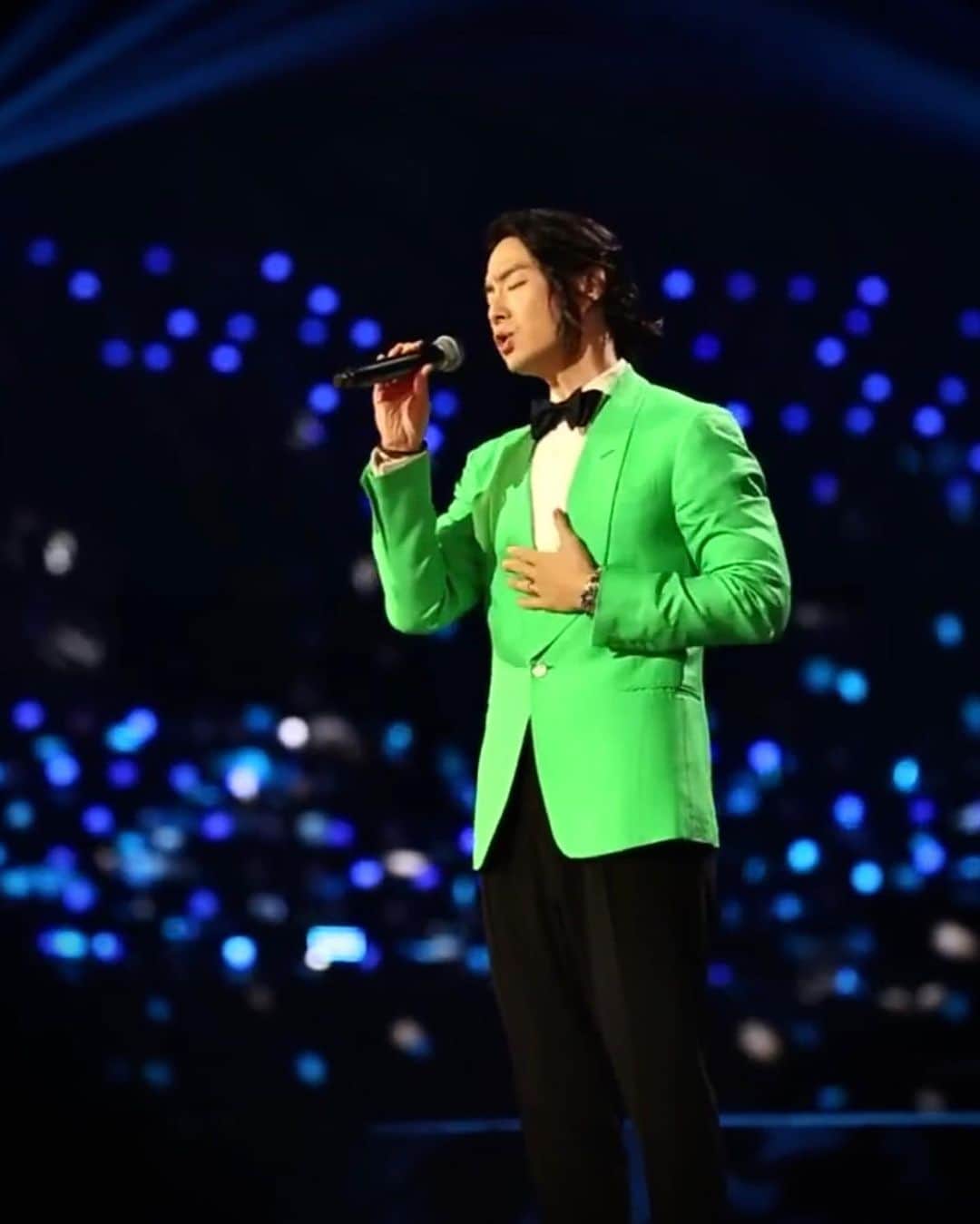 呉建豪のインスタグラム：「Felt quite blessed to be able to sing this song one more time. #流星雨 #Godisgood   Thanks for making me look like a LAMBORGHINI   @martyzwong 💚🤣」